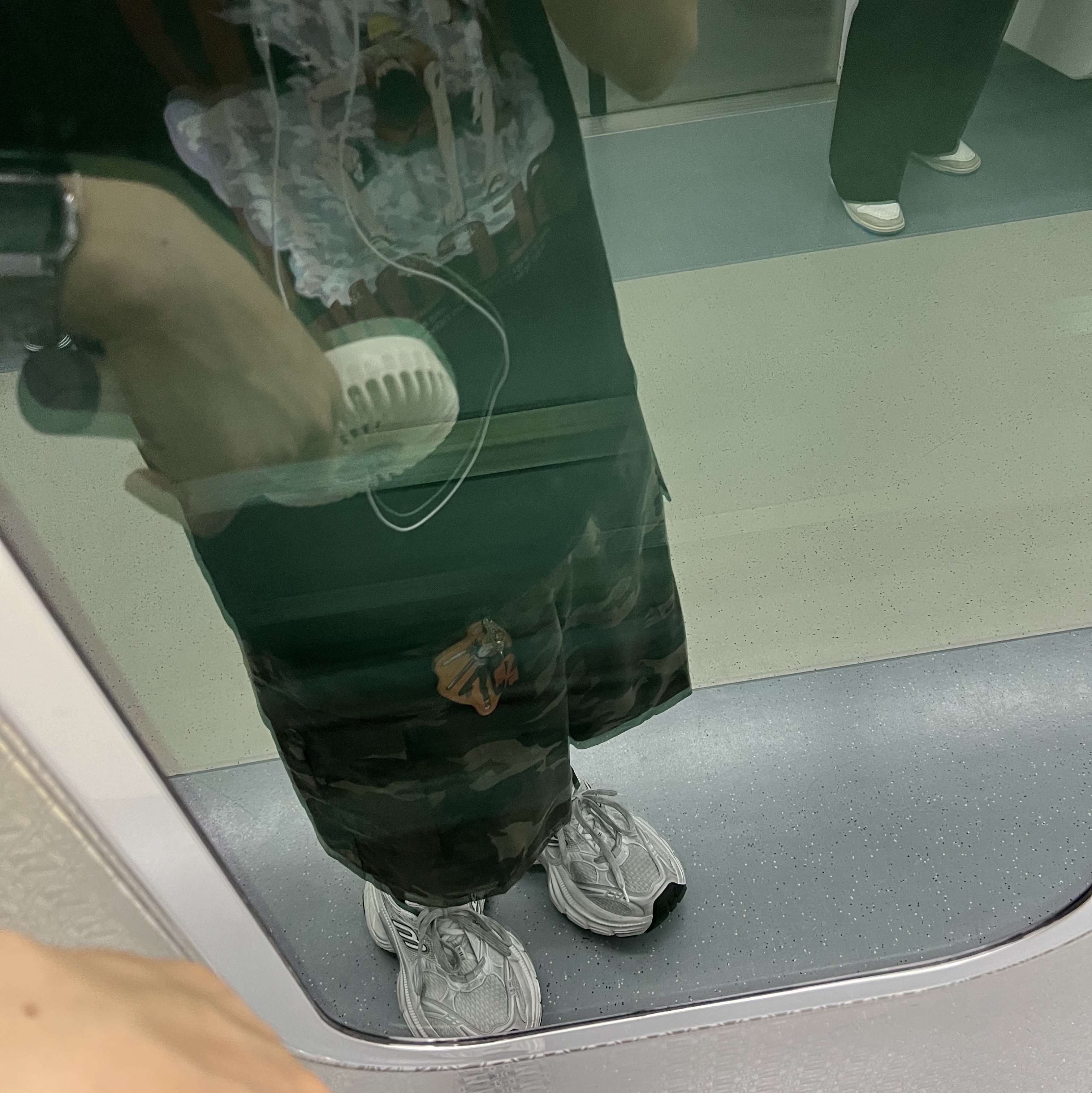 Balenciaga 10XL Sneakers White Grey Silver Black 착용 스타일 - 2