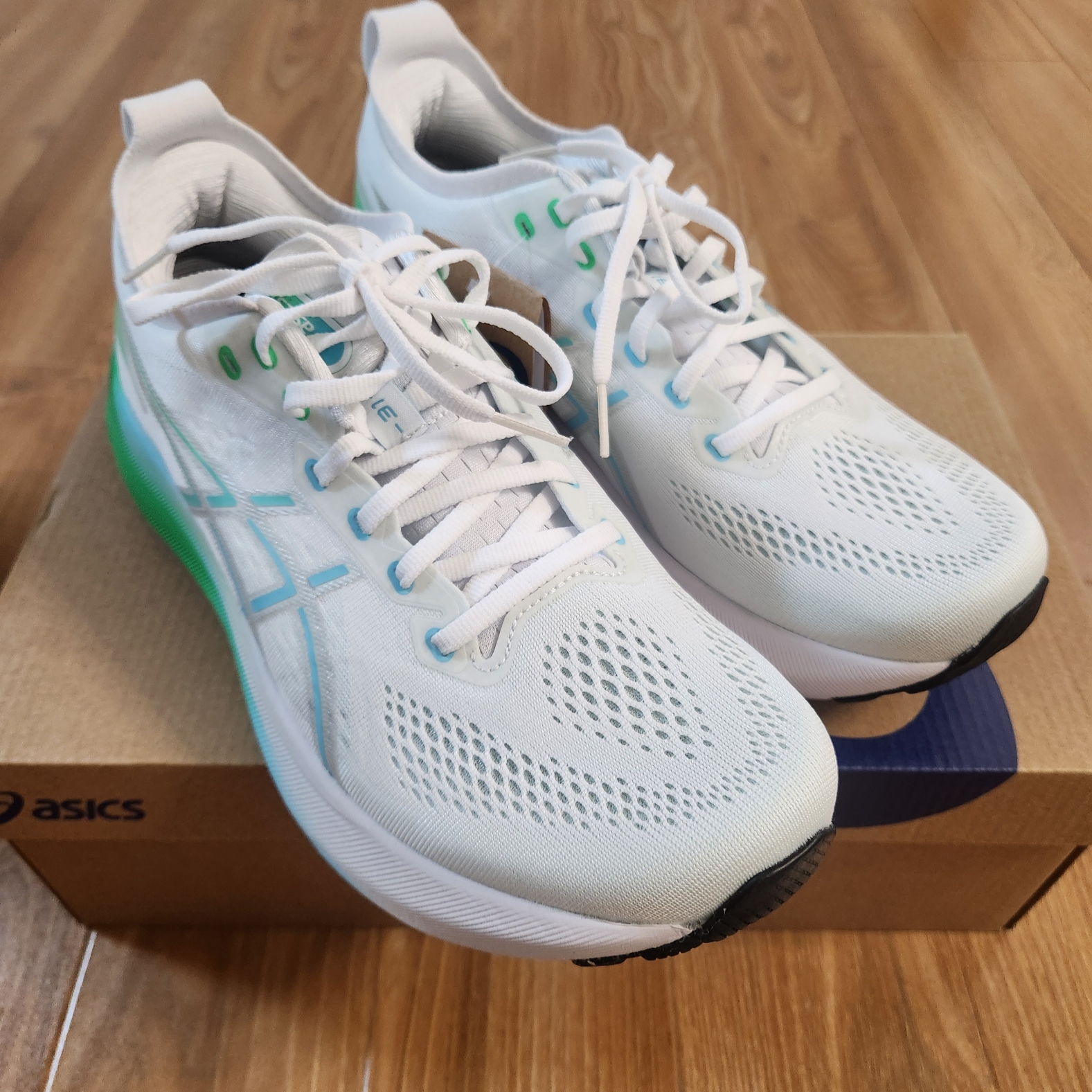 Asics Gel-Kayano 31 White Bright Cyan 착용 스타일