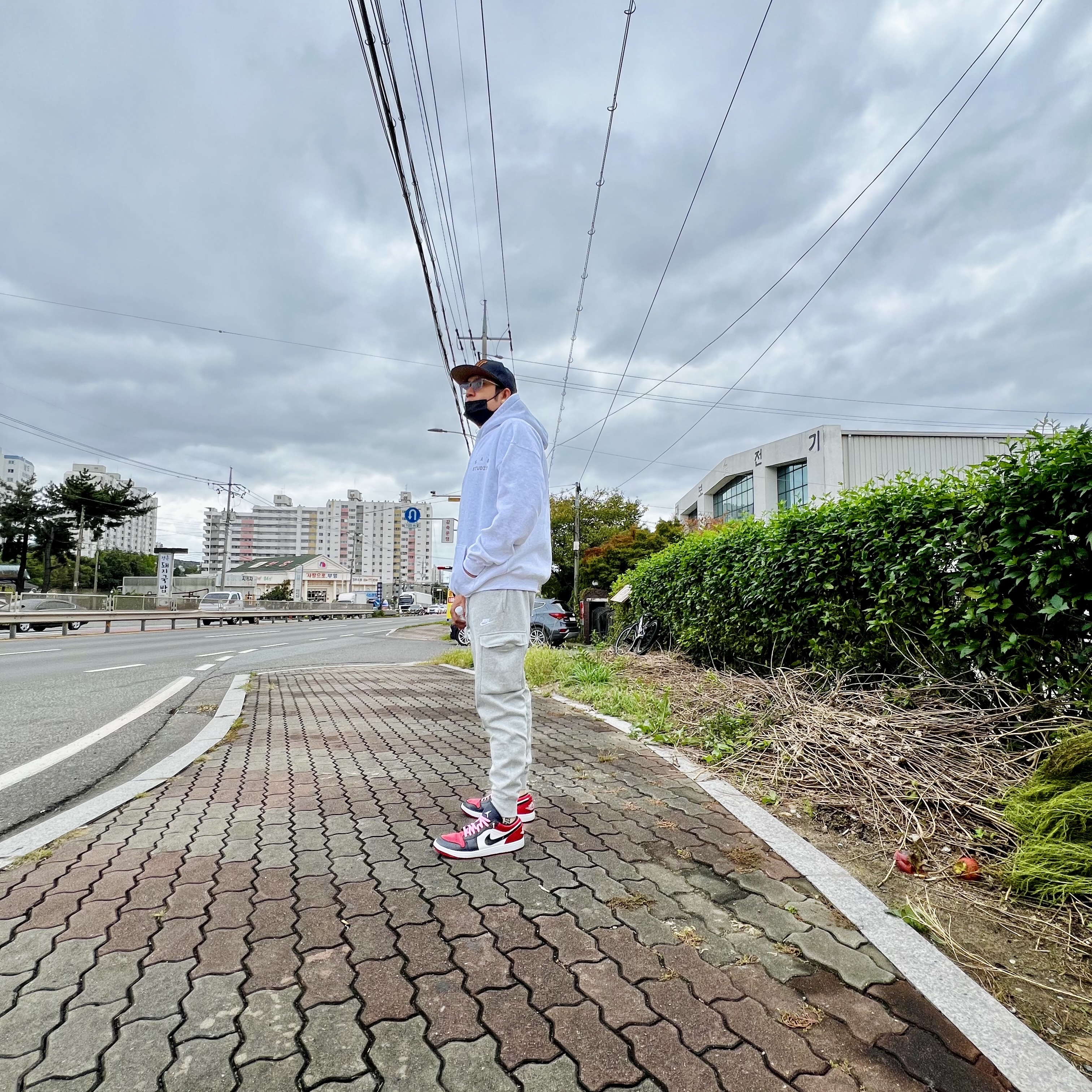 IAB Studio Hoodie Light Gray 착용 스타일