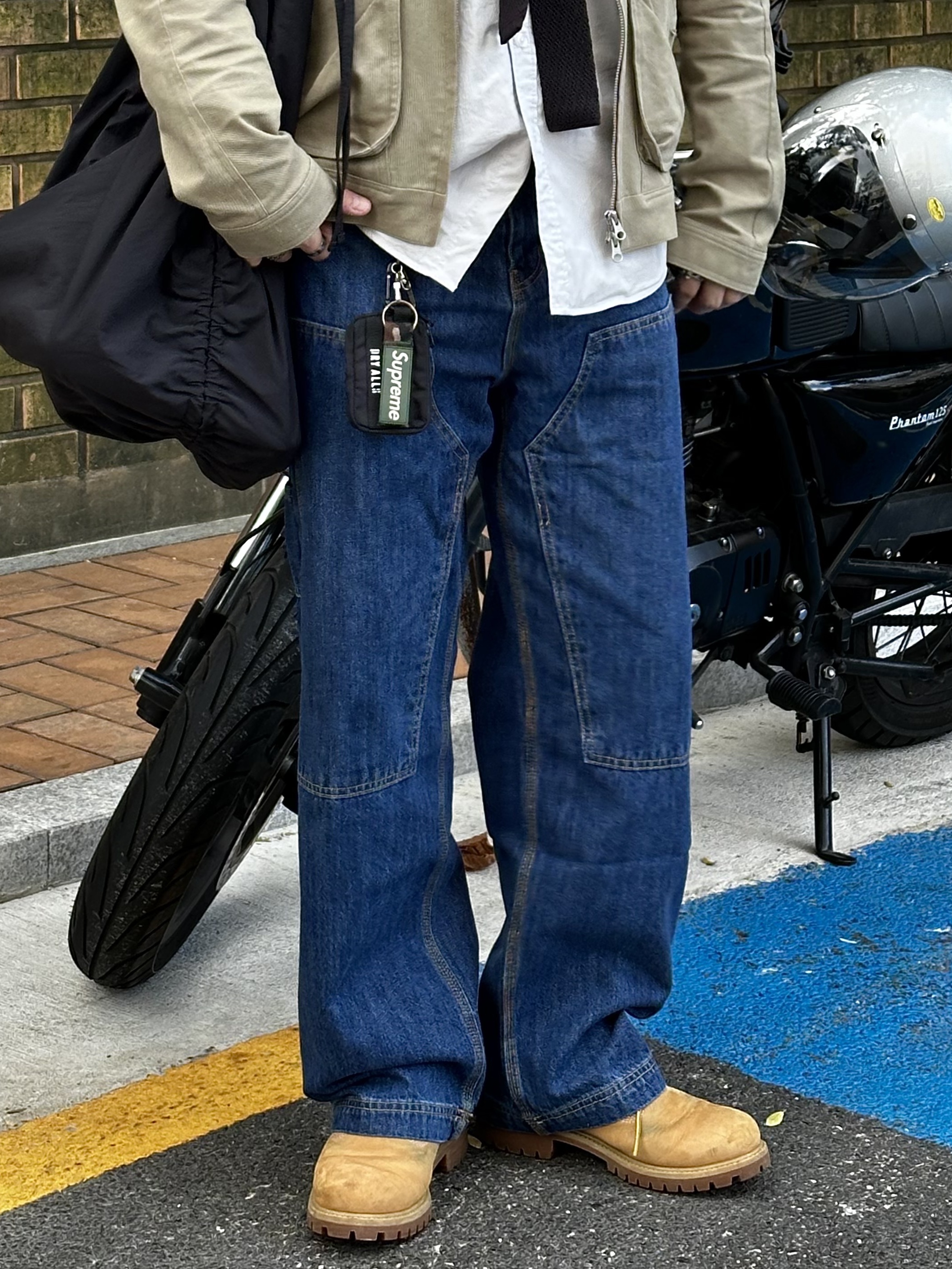 Thom Browne Silk Knit 4-Bar Tie Black, COS Canopy Nylon Oversized Crossbody Bag Black 착용 스타일 - 3