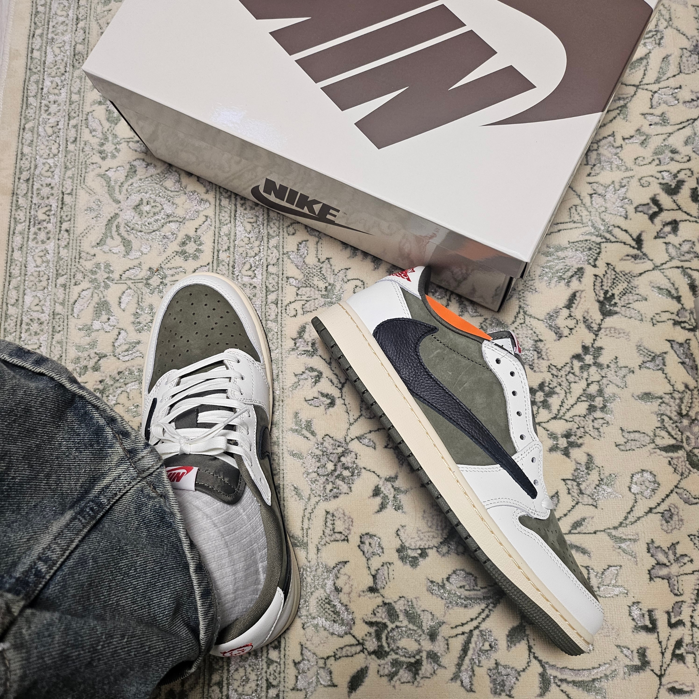 Jordan 1 x Travis Scott Retro Low OG SP Reverse Olive 착용 스타일