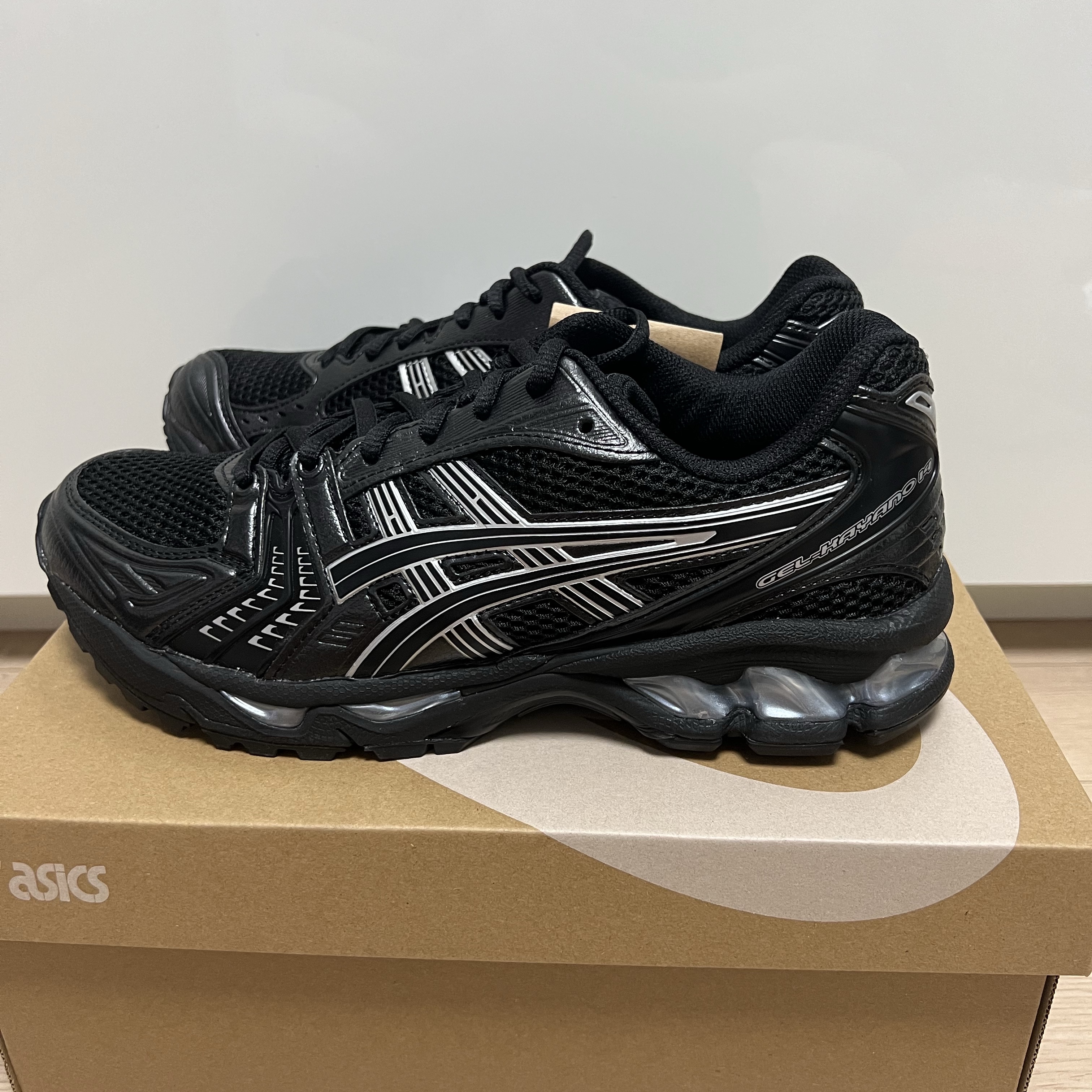 Asics Gel-Kayano 14 Black Pure Silver 착용 스타일 - 1