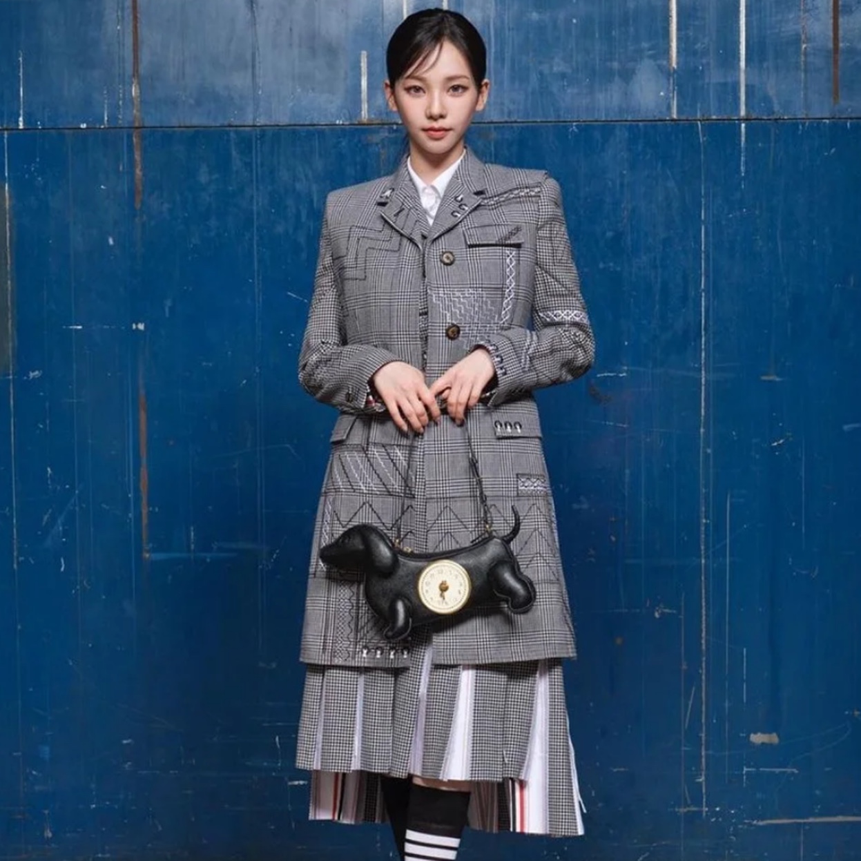 (W) Thom Browne Fine Merino Wool Milano Stitch 4-Bar Classic V-Neck Cardigan Light Grey, (W) Thom Browne Fine Merino Wool Milano Stitch 4-Bar Classic V-Neck Cardigan Navy 착용 스타일 - 9