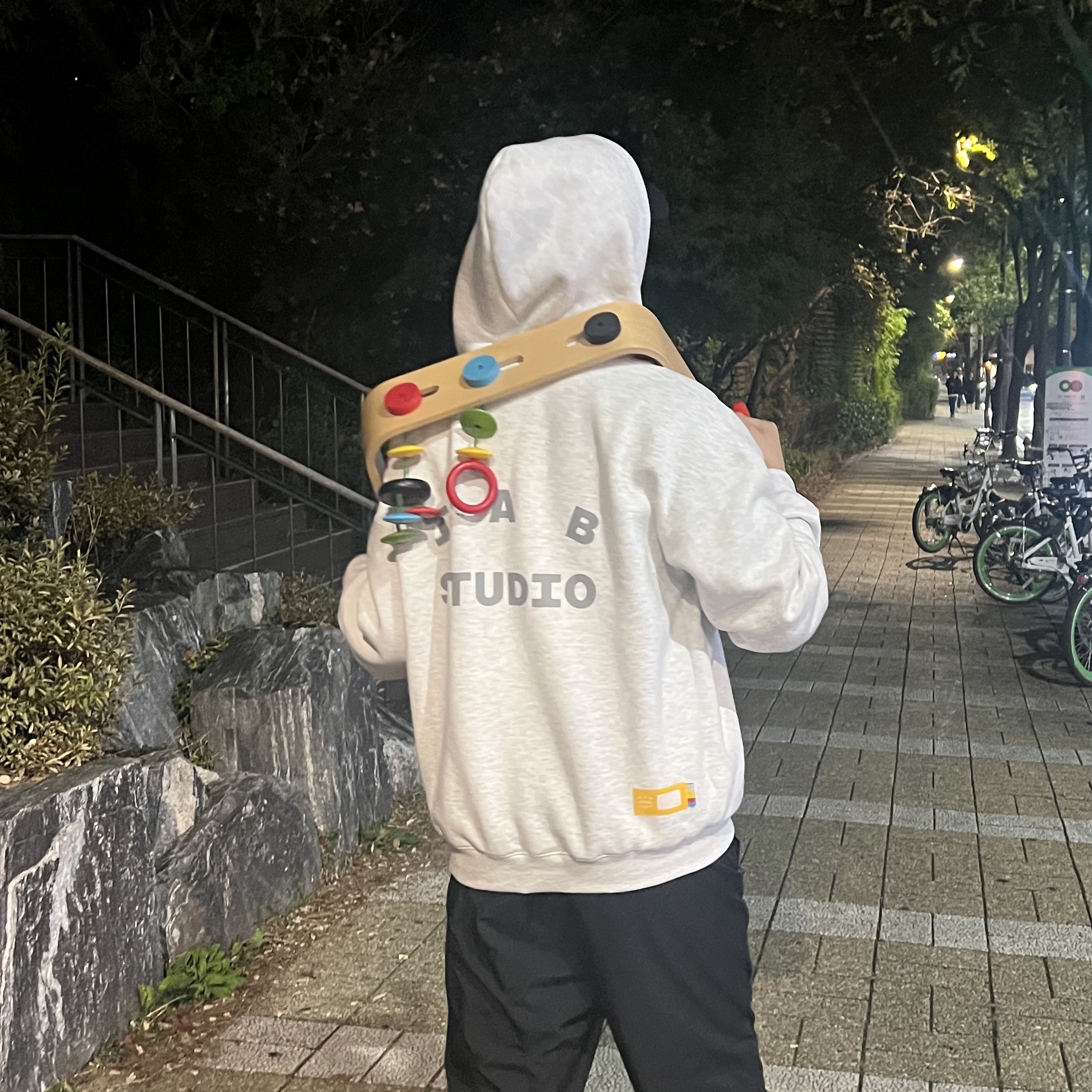 IAB Studio Hoodie Light Gray 착용 스타일