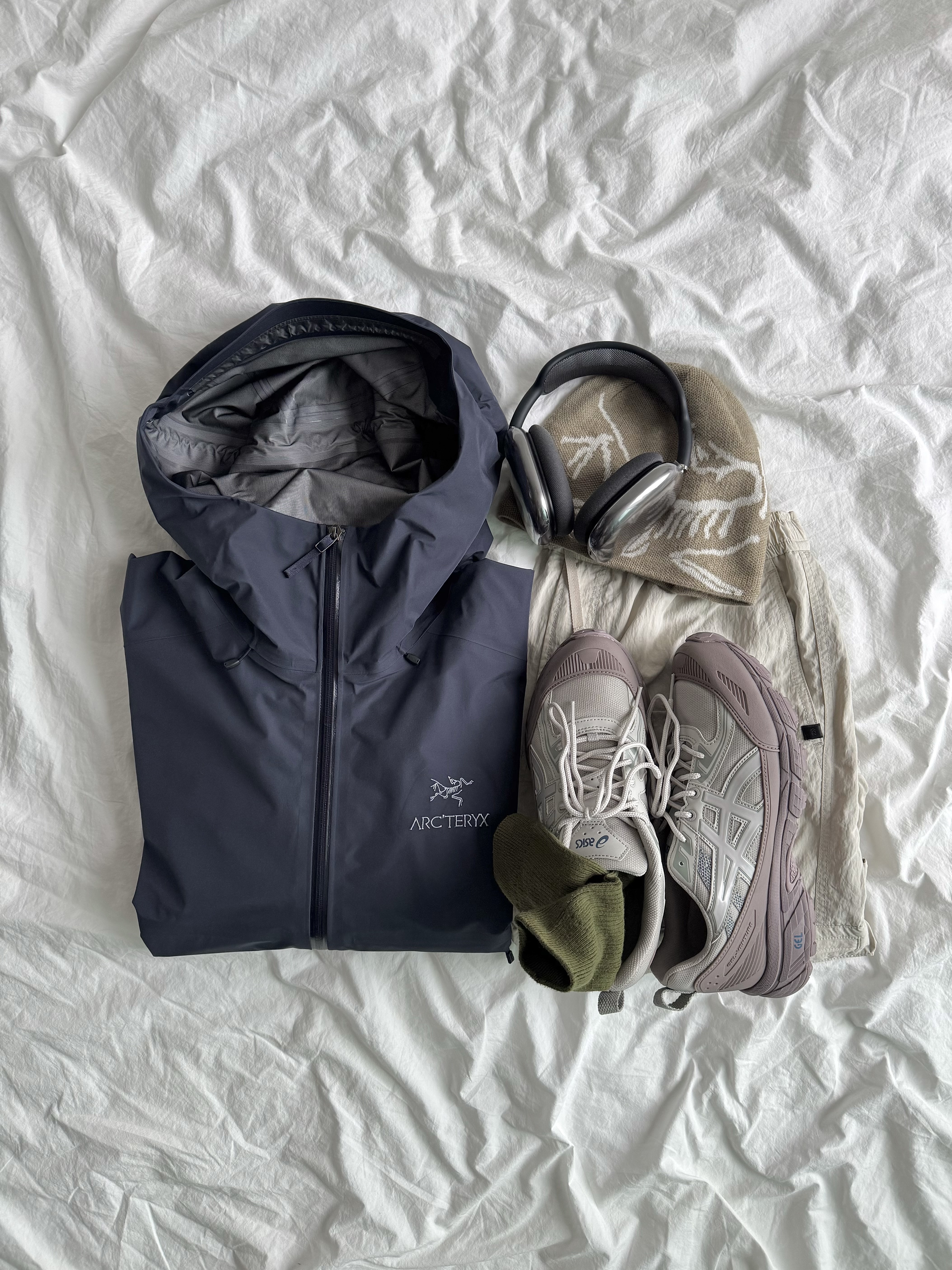Arc'teryx Beta LT Jacket Black Sapphire, COS Quilted Oversized Shoulder Bag Black 착용 스타일 - 3