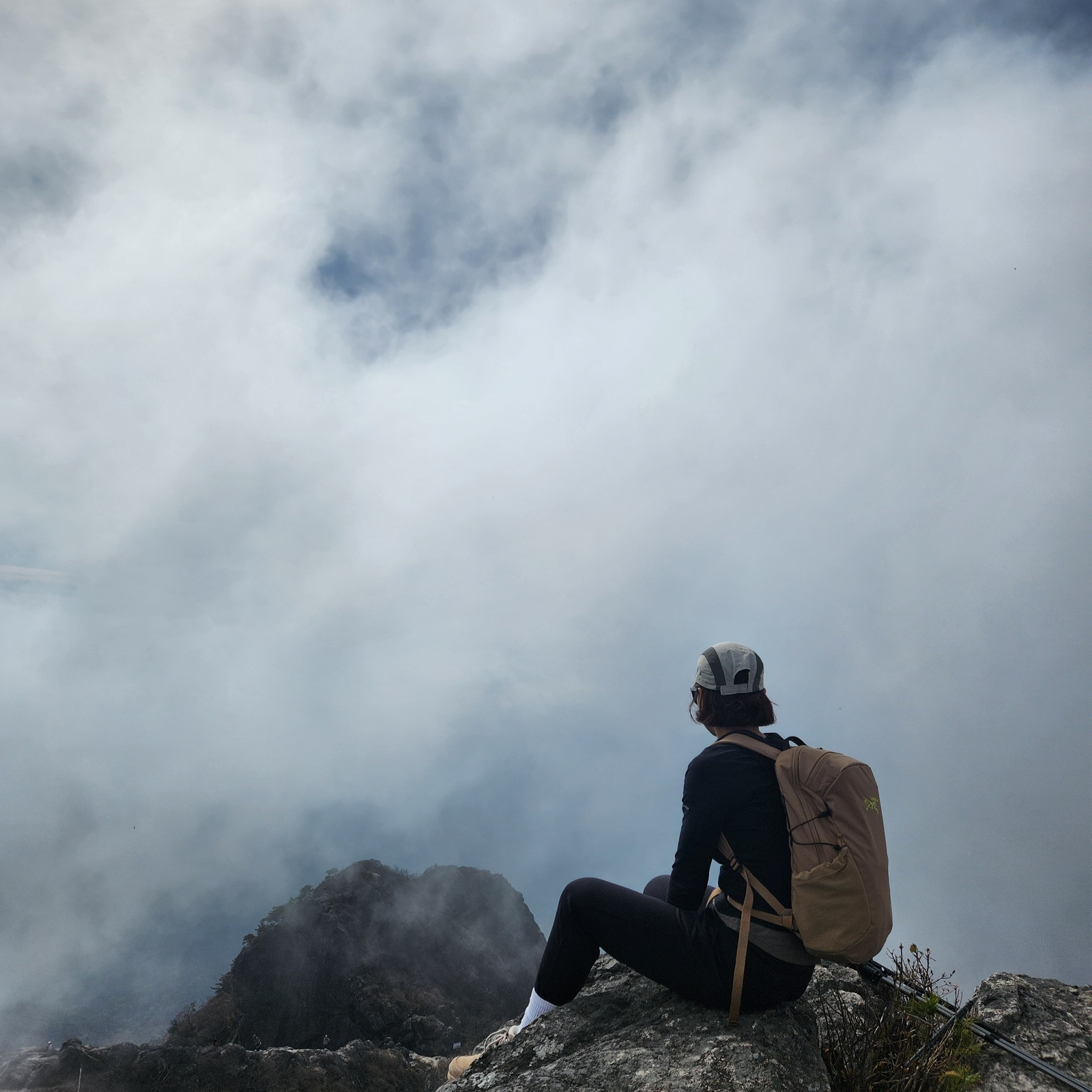 Arc'teryx Mantis 16 Backpack Canvas Euphoria 착용 스타일 - 1