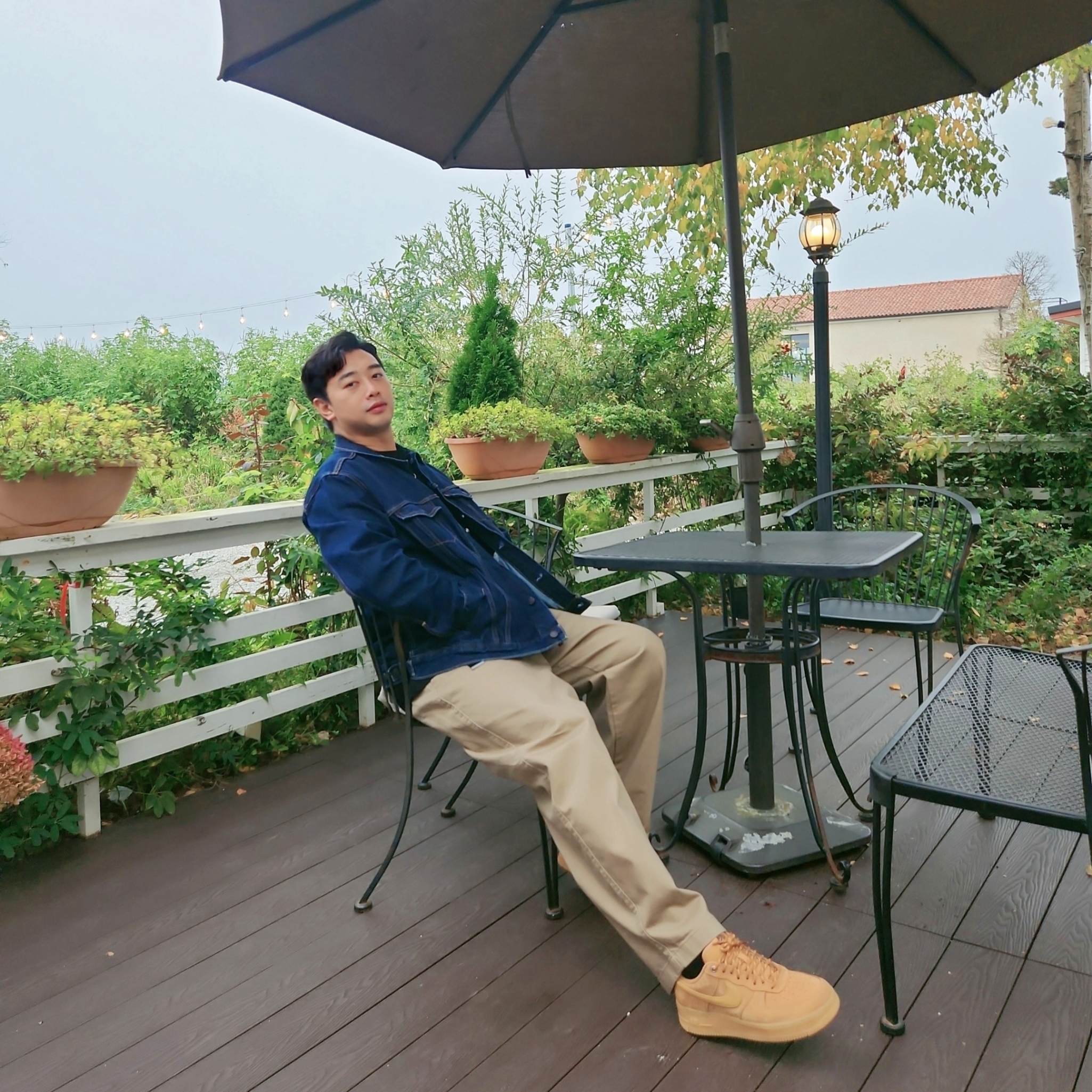 Uniqlo U Wide FIt Chino Pants Brown, Nike Air Force 1 '07 WB Flax 착용 스타일 - 3