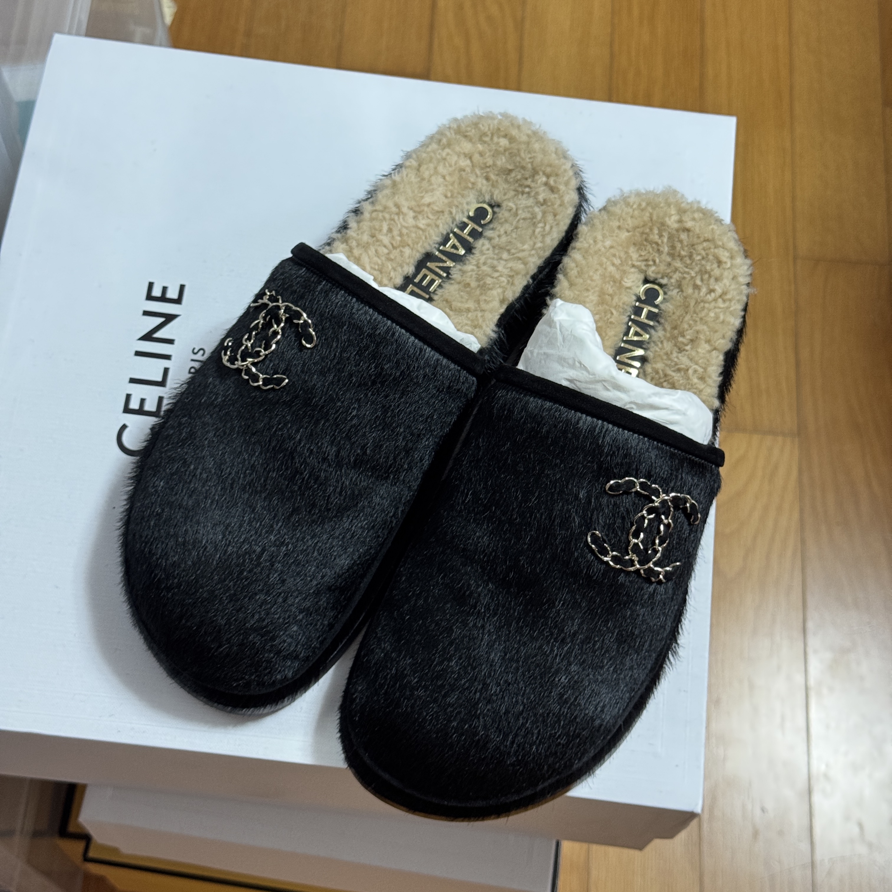 (W) Chanel Mules Calfskin Suede Calfskin & Black 착용 스타일