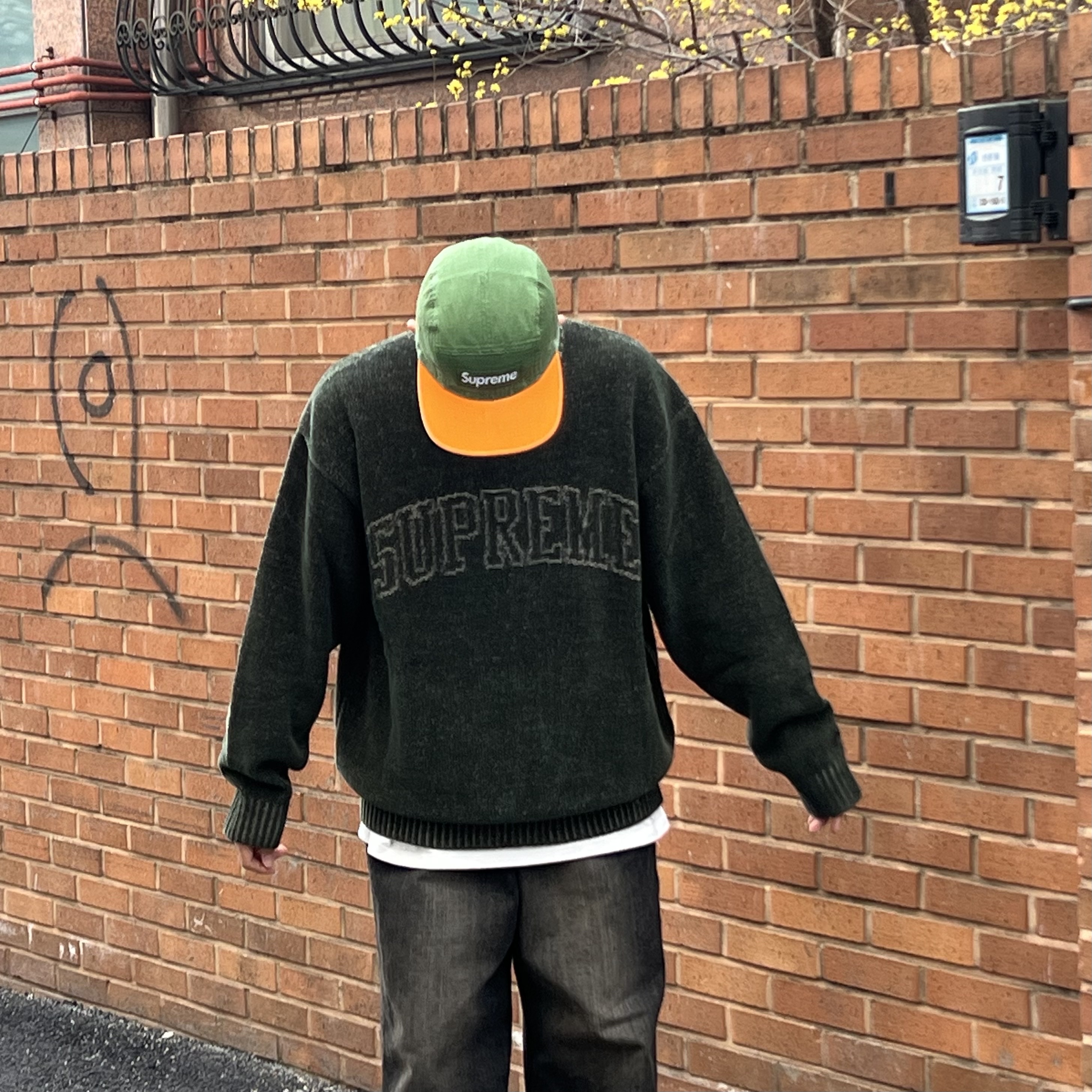Supreme Contrast Arc Sweater Olive - 24SS, Supreme Pigment 2-Tone Camp Cap Green - 24SS 착용 스타일