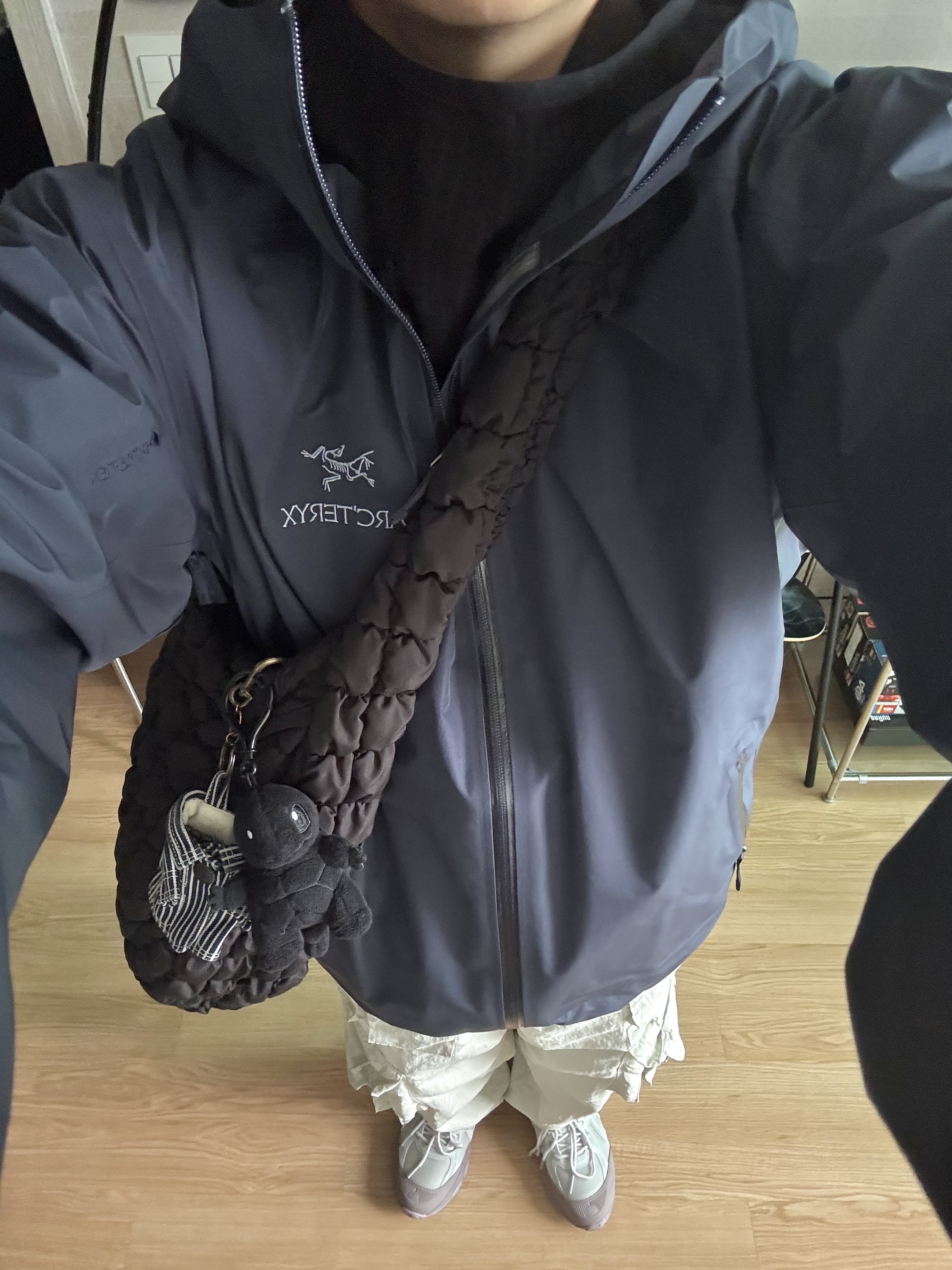 Arc'teryx Beta LT Jacket Black Sapphire, COS Quilted Oversized Shoulder Bag Black 착용 스타일 - 1