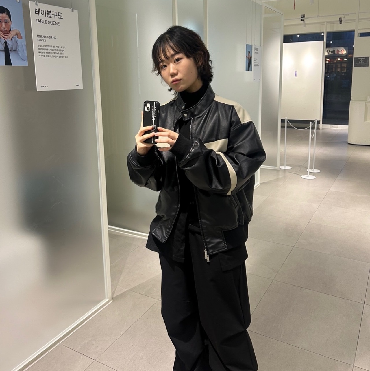 Casetify x Matin Kim iPhone Black Logo Magsafe Impact Case Matte Black 착용 스타일