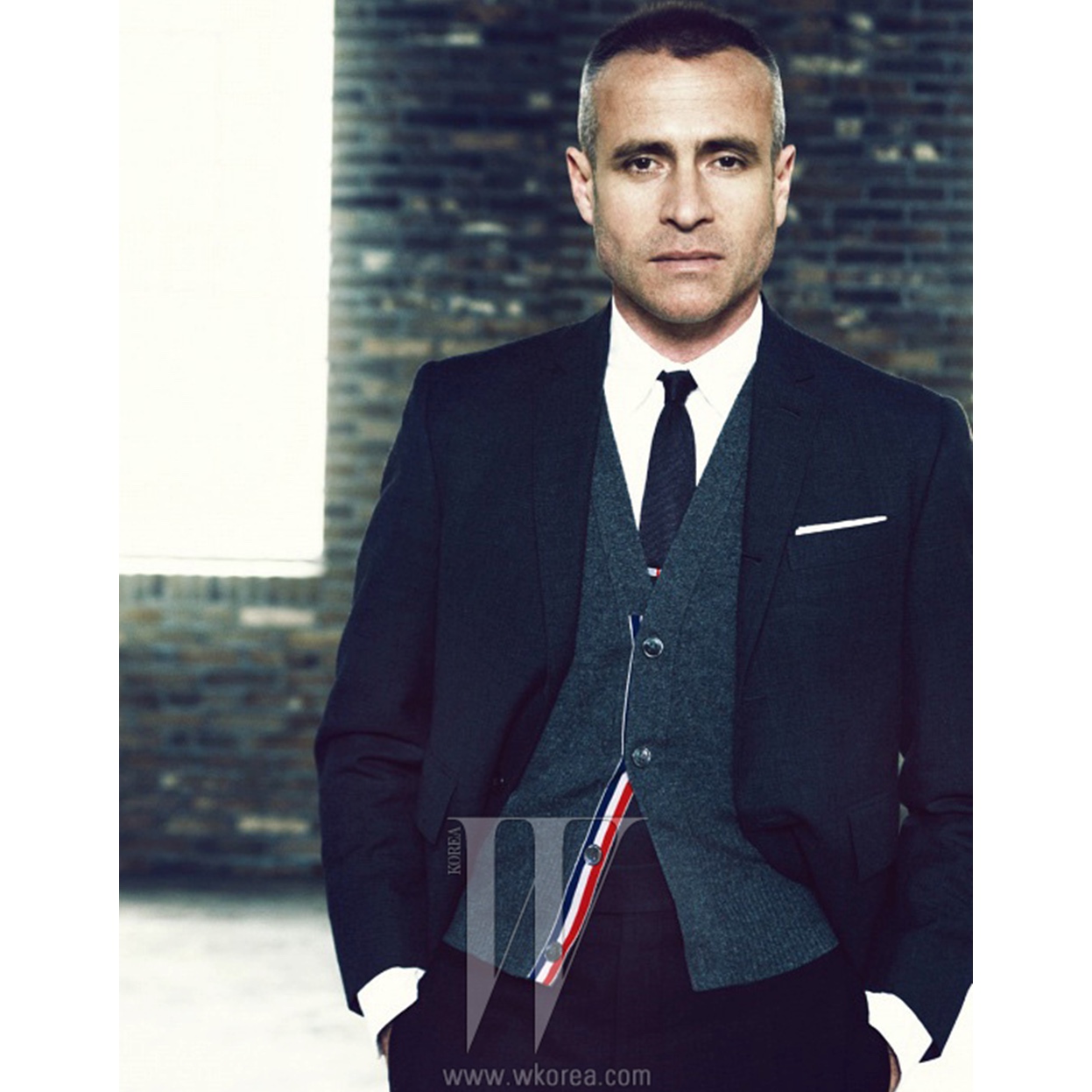 (W) Thom Browne Fine Merino Wool Milano Stitch 4-Bar Classic V-Neck Cardigan Light Grey, (W) Thom Browne Fine Merino Wool Milano Stitch 4-Bar Classic V-Neck Cardigan Navy 착용 스타일 - 3