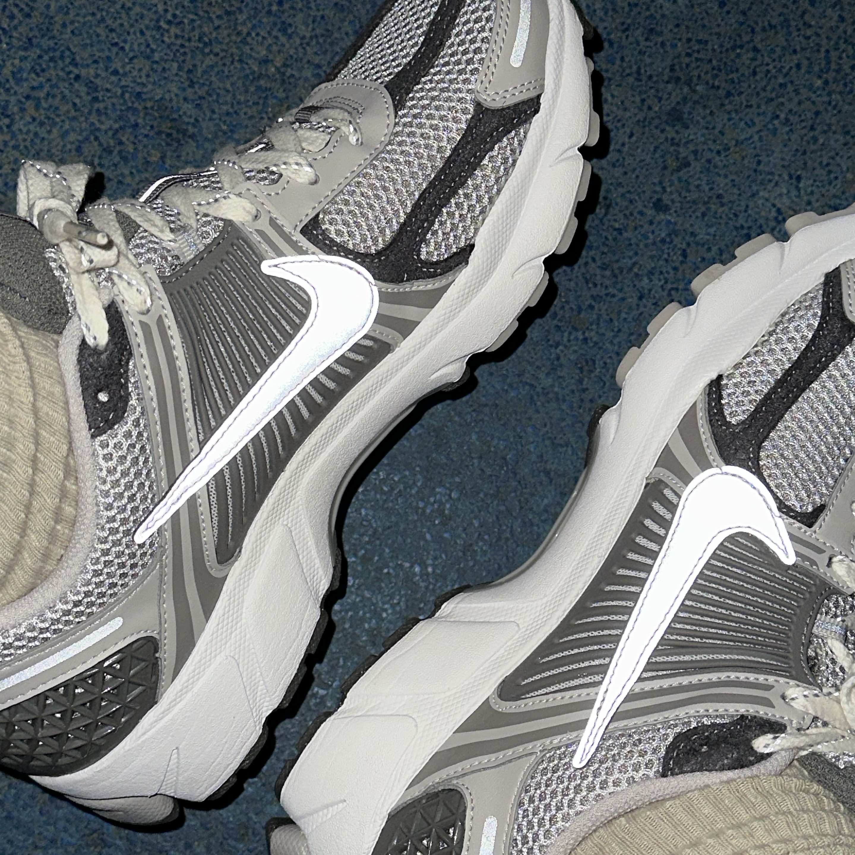 Nike Zoom Vomero 5 PRM Light Iron Ore and Flat Fewter 착용 스타일