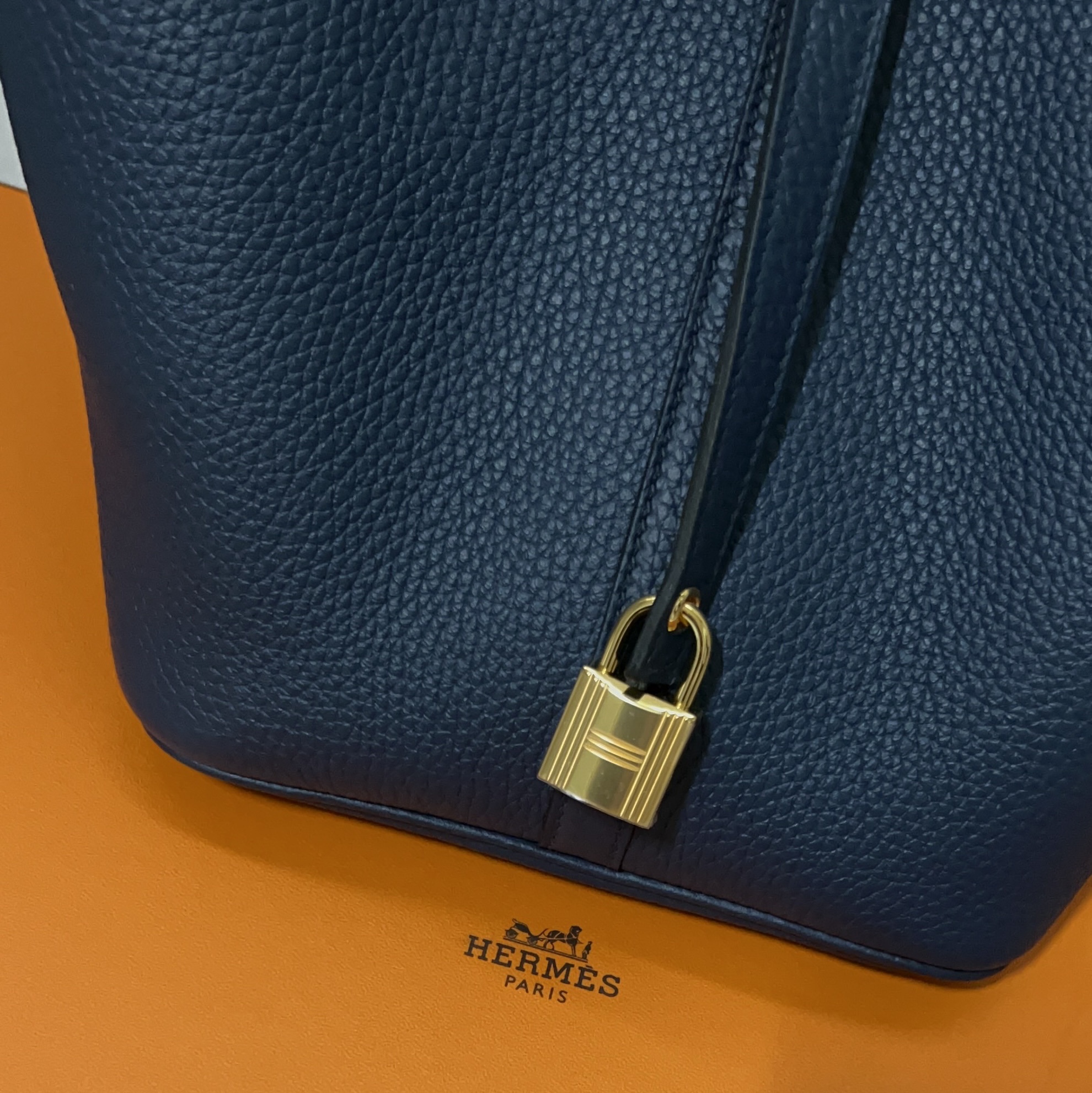 Hermes Picotin Lock 22 Bag Clemence & Gold Bleu de Prusse 착용 스타일