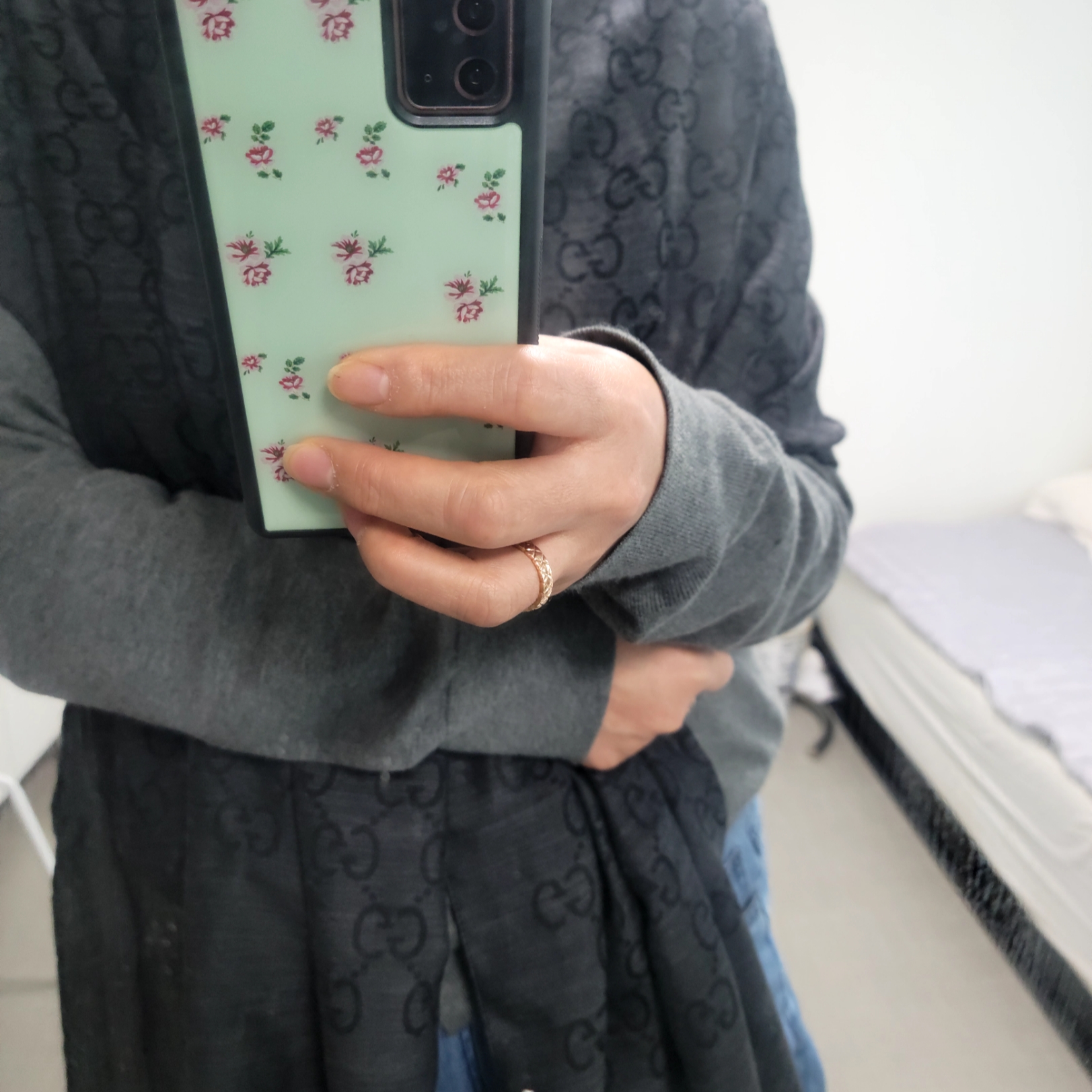 Gucci GG Wool Silk Jacquard Scarf Black 착용 스타일