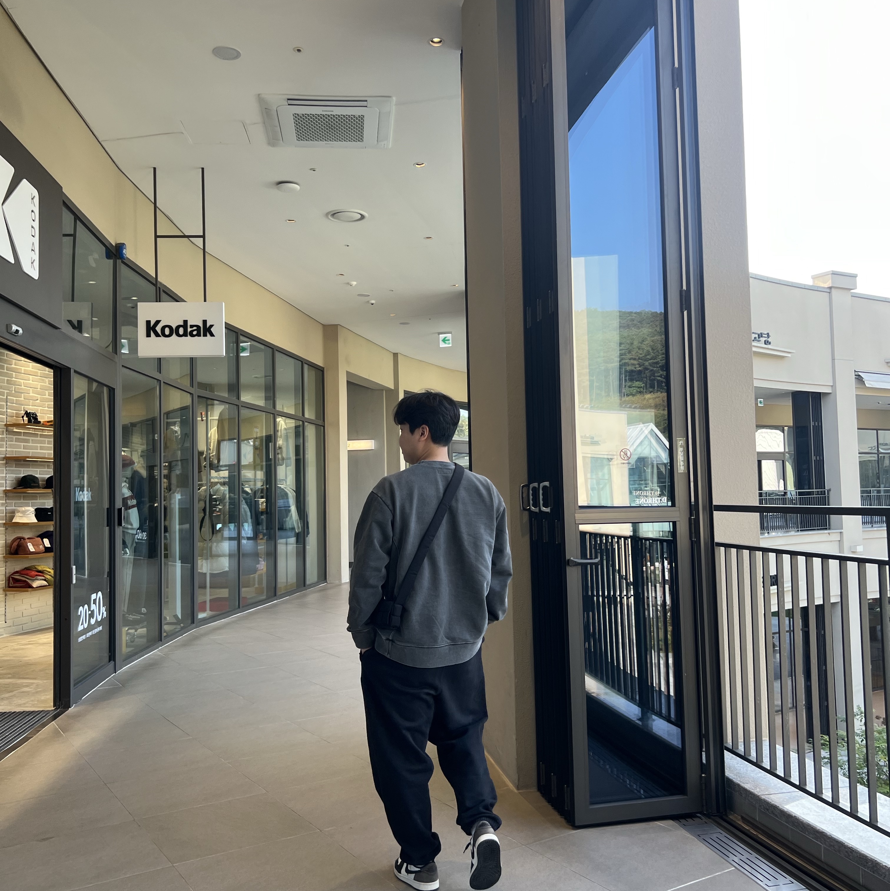 Bottega Veneta Mini Padded Tech Cassette Black, Nike x Stussy Washed Fleece Pants Black (FN5235-010) 착용 스타일 - 2