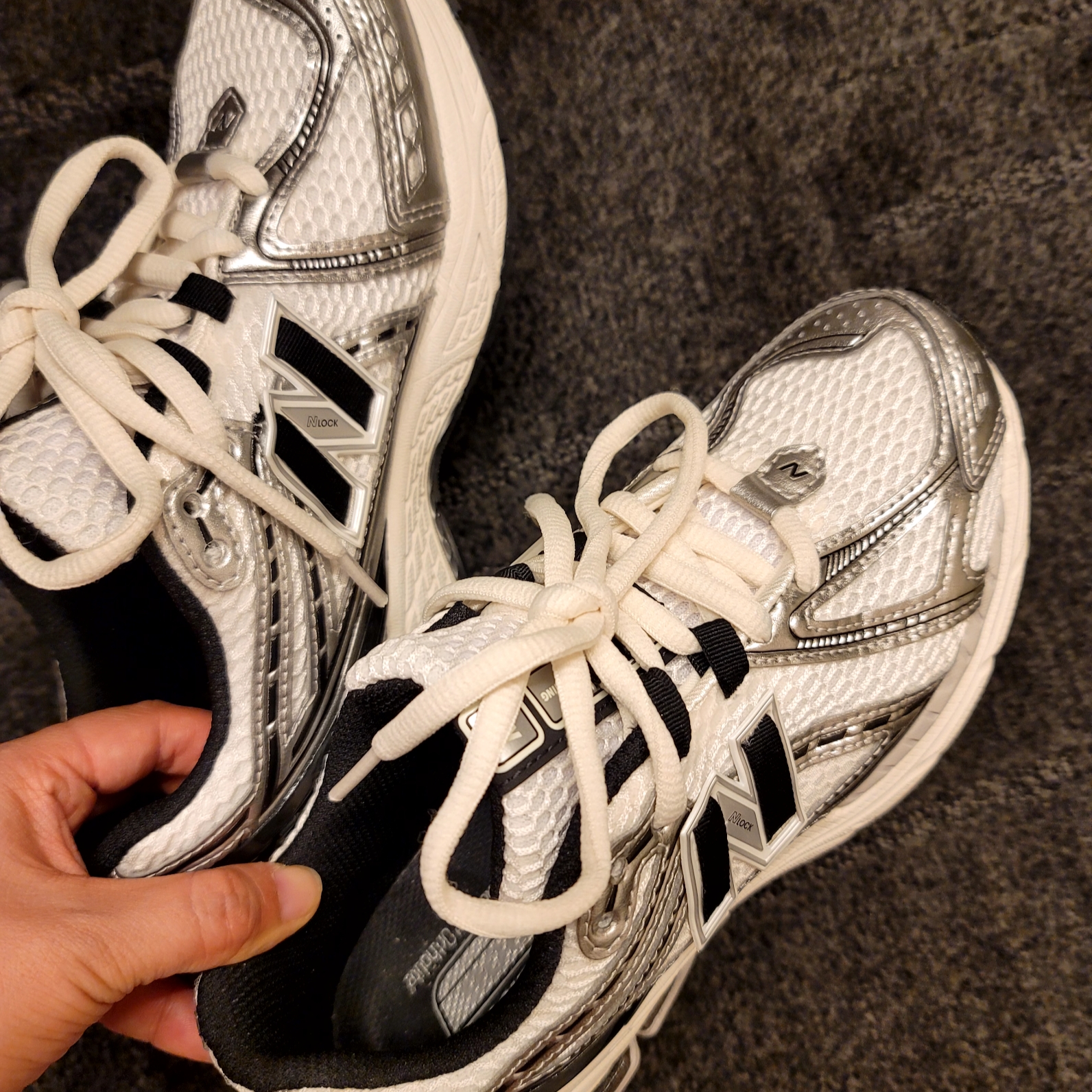 New Balance 1906R Silver Metallic Black 착용 스타일