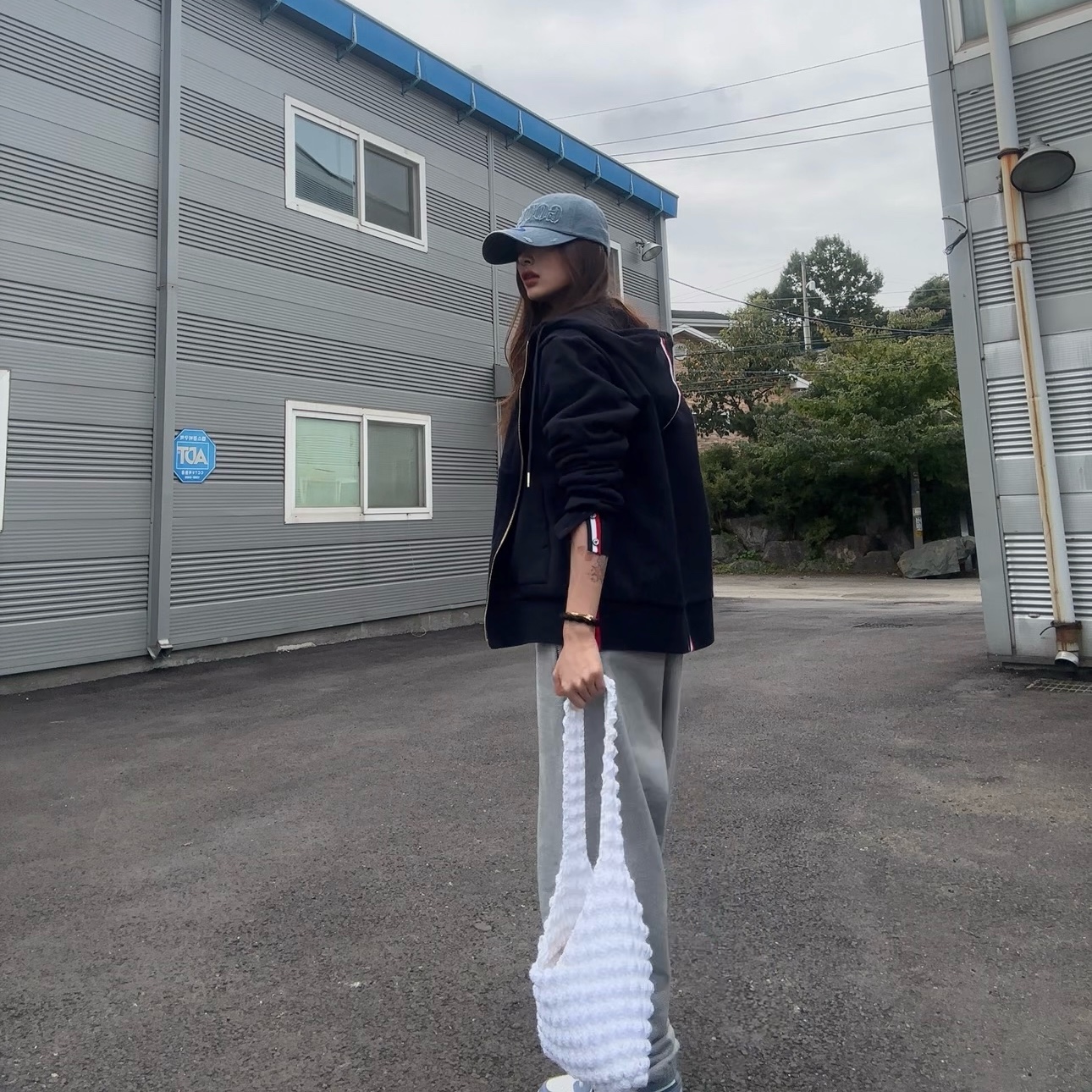 Thom Browne Cotton Loopback Center Back Stripe Zip Hoodie Navy, Nike x Stussy NRG RA Fleece Pants Dark Grey Heather (DJ9490-063) 착용 스타일 - 2