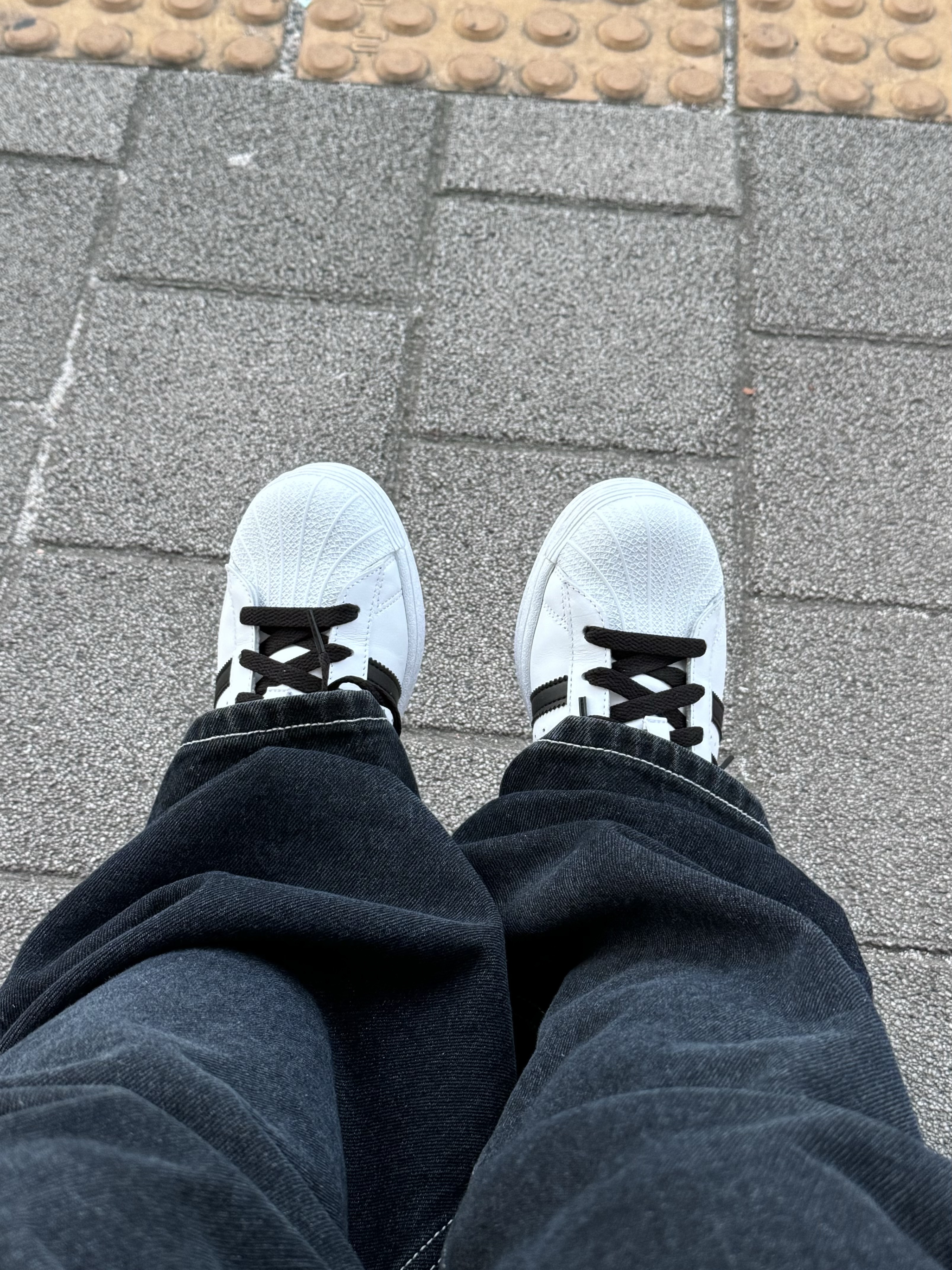 Adidas Superstar White Black 착용 스타일 - 1
