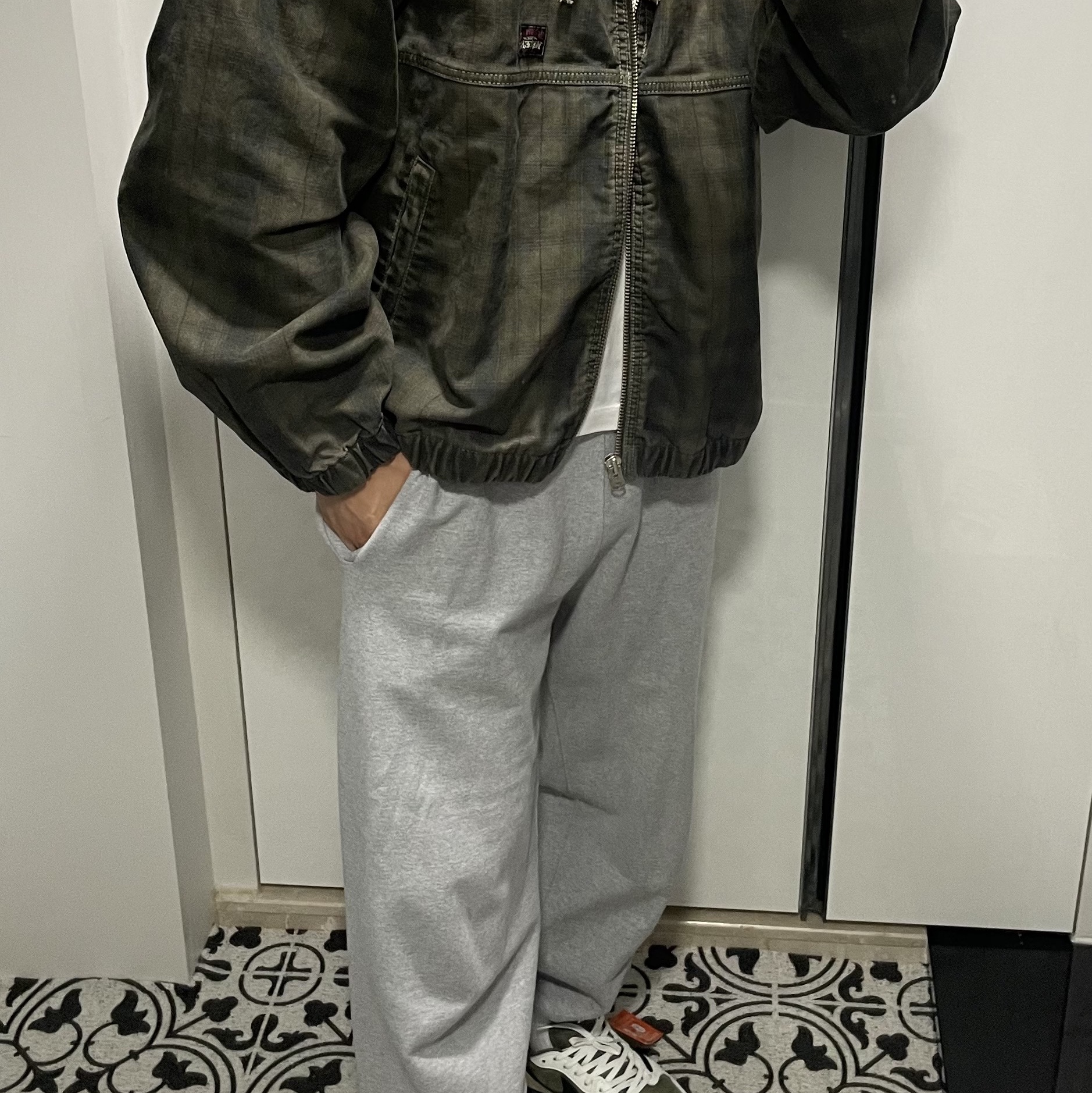 Jordan 1 x Travis Scott Retro Low OG SP Reverse Olive 착용 스타일 - 1