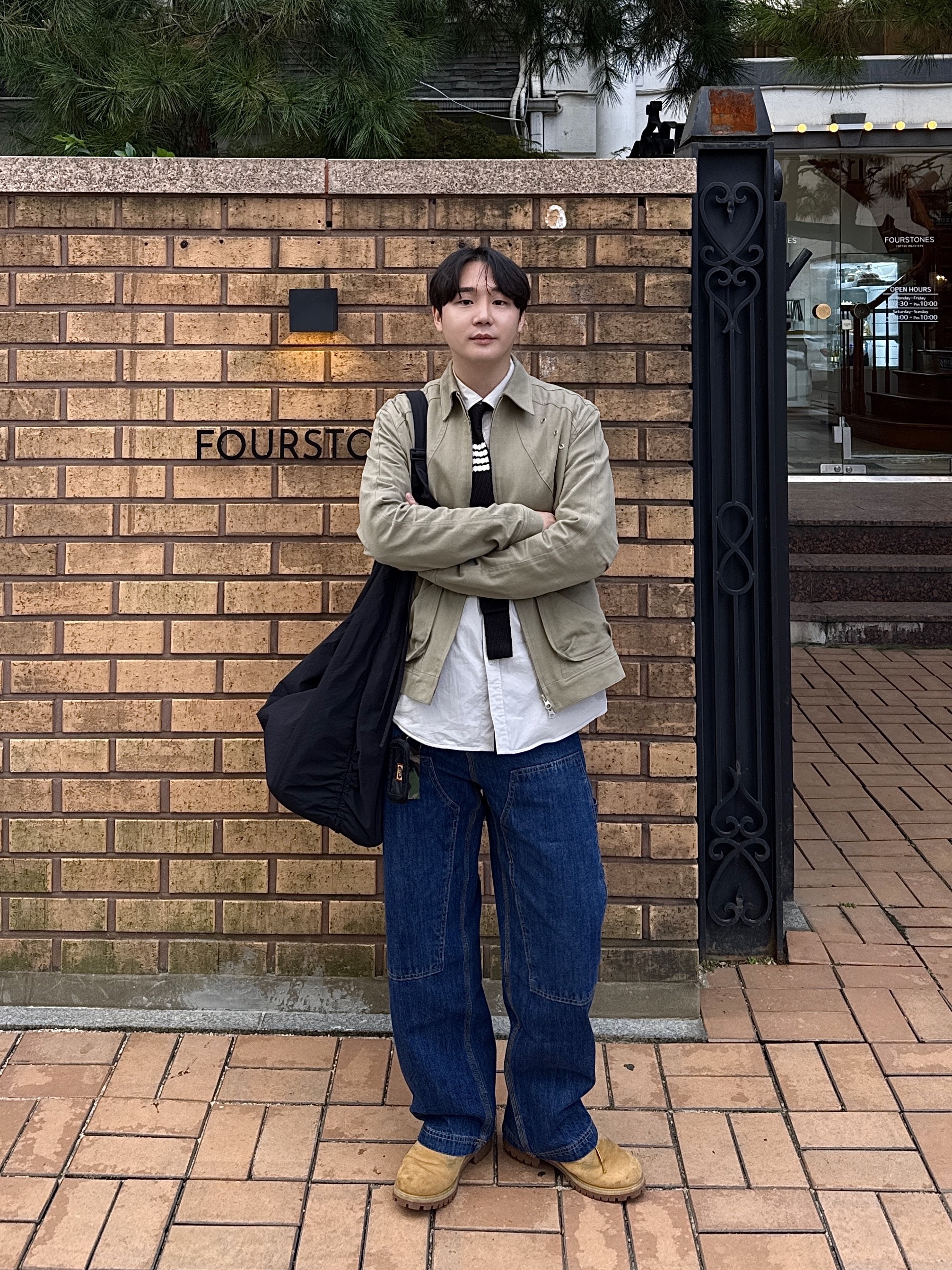 Thom Browne Silk Knit 4-Bar Tie Black, COS Canopy Nylon Oversized Crossbody Bag Black 착용 스타일 - 2