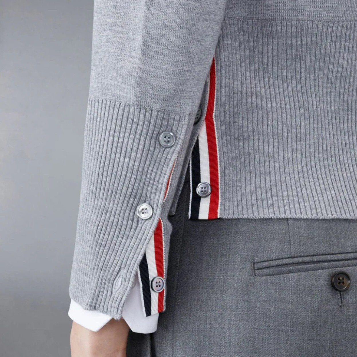 (W) Thom Browne Fine Merino Wool Milano Stitch 4-Bar Classic V-Neck Cardigan Light Grey, (W) Thom Browne Fine Merino Wool Milano Stitch 4-Bar Classic V-Neck Cardigan Navy 착용 스타일 - 2