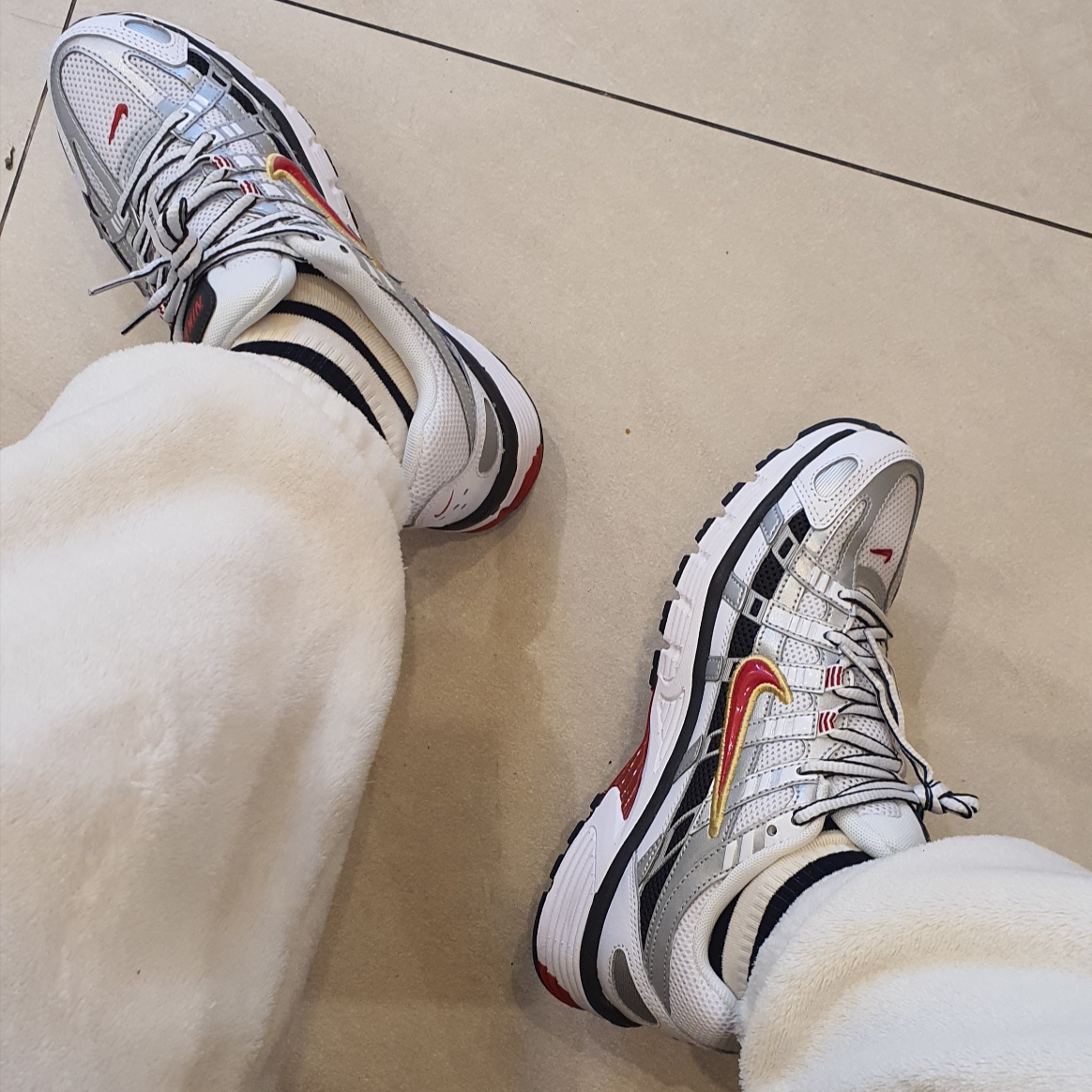 (W) Nike P-6000 Metallic Silver Red 착용 스타일