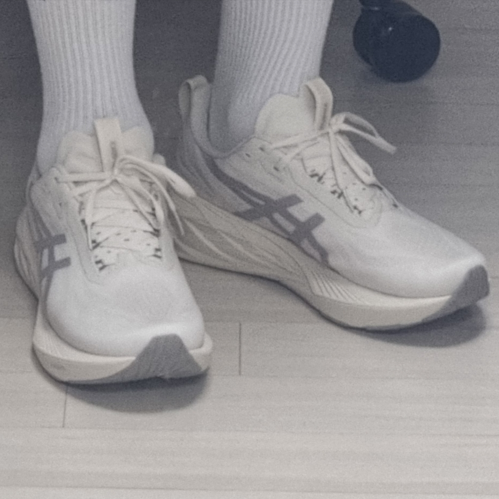 Asics Novablast 4 LE Birch Moonrock 착용 스타일 - 2