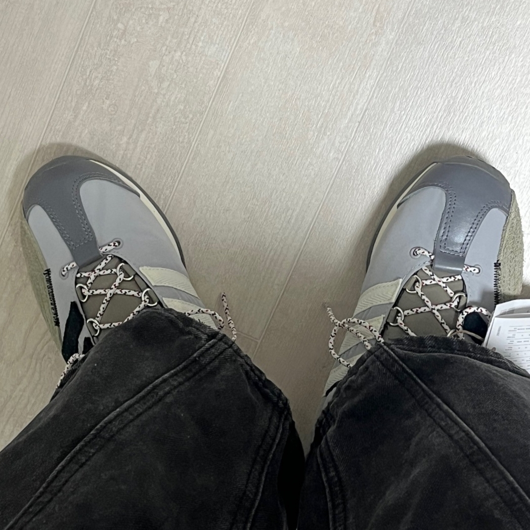 Adidas x Song for the Mute Country OG Grey Two Core Black 착용 스타일