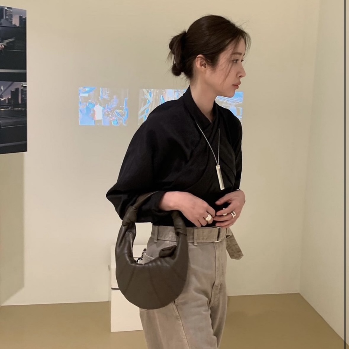 Lemaire Mini Fortune Croissant Bag Soft Nappa Leather Dark Chocolate 착용 스타일