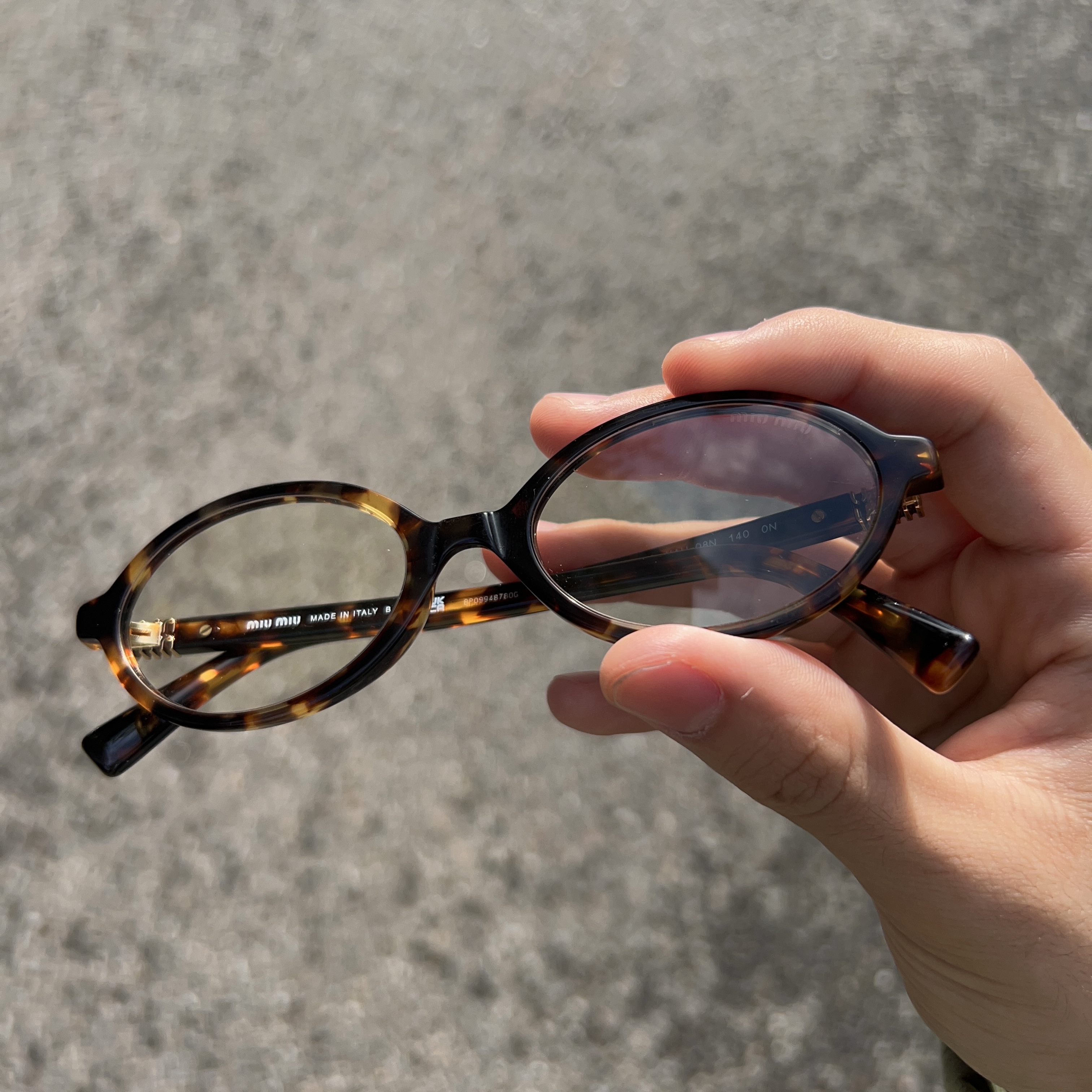 (W) Miu Miu Regard sunglasses Blue Lenses Honey Tortoiseshell Acetate Alternative fit, (W) Miu Miu Regard Sunglasses Blue Lenses Honey Tortoiseshell Acetate Standard fit 착용 스타일 - 2