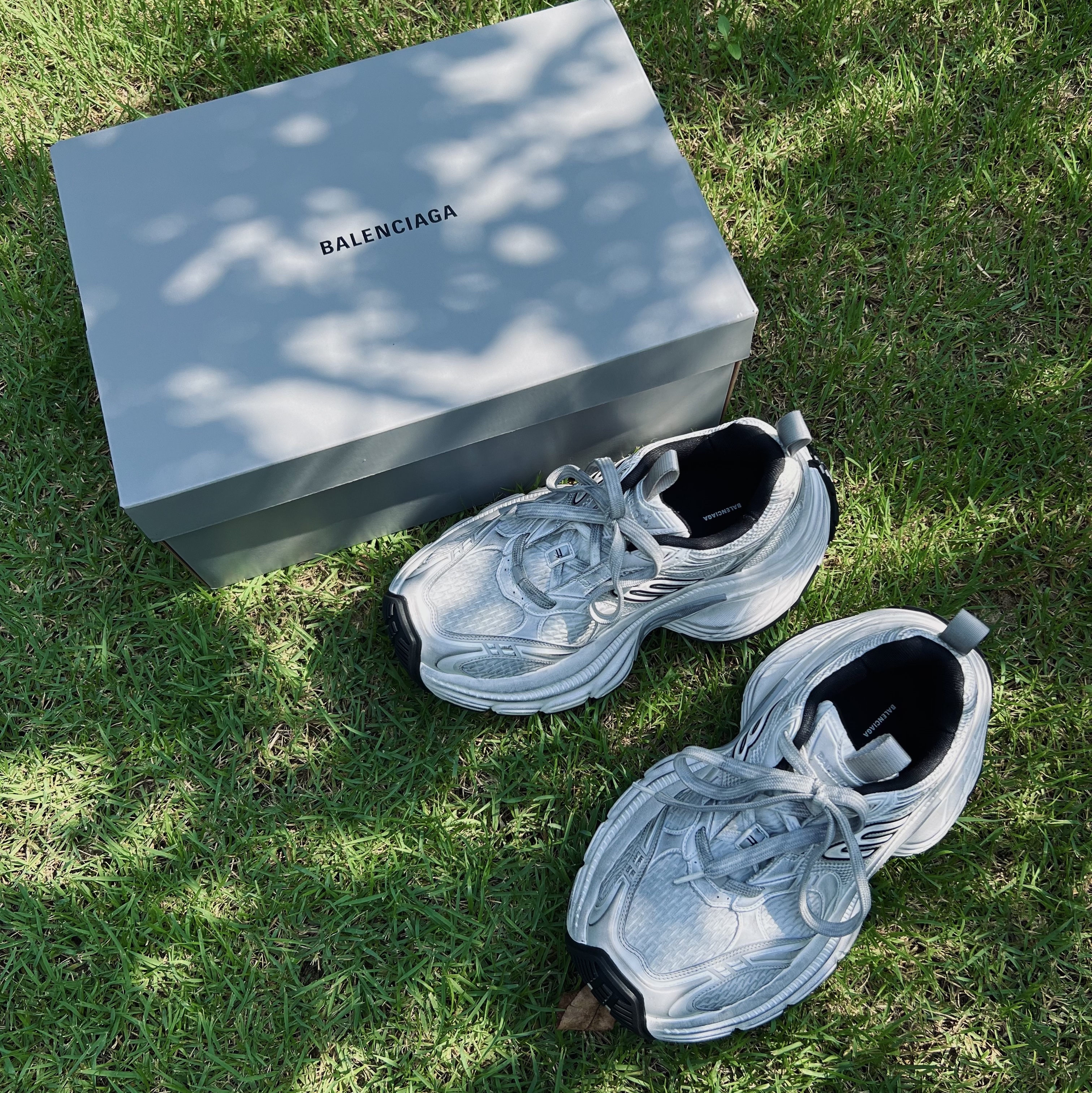 Balenciaga 10XL Sneakers White Grey Silver Black 착용 스타일 - 1