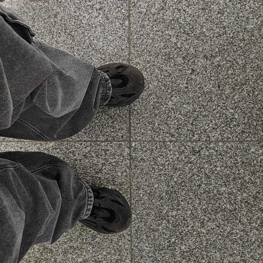 Adidas Yeezy Boost 700 V2 Vanta 2019 착용 스타일