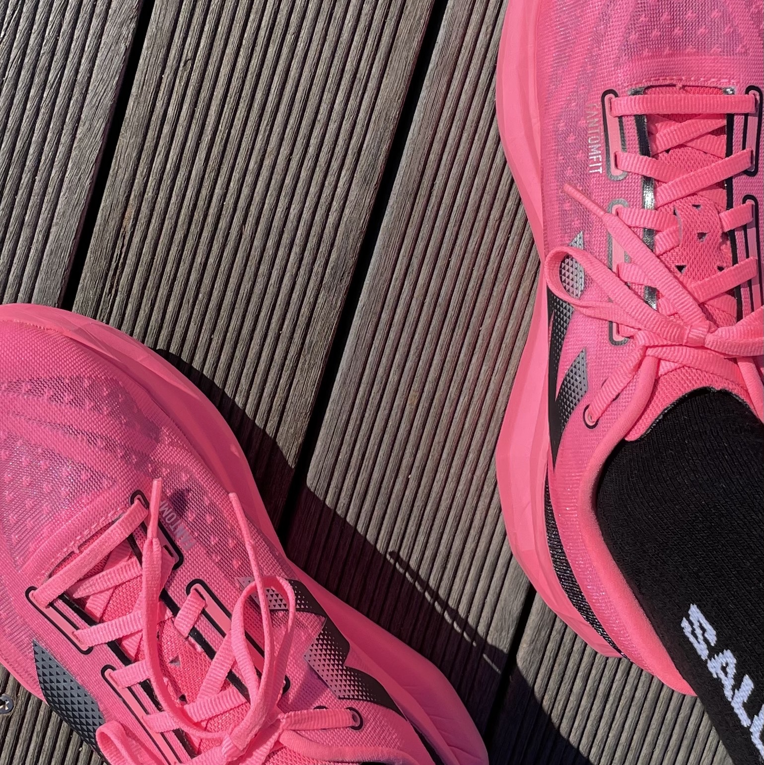 New Balance Fuelcell Rebel v4 Ultra Pink Black - D Standard 착용 스타일