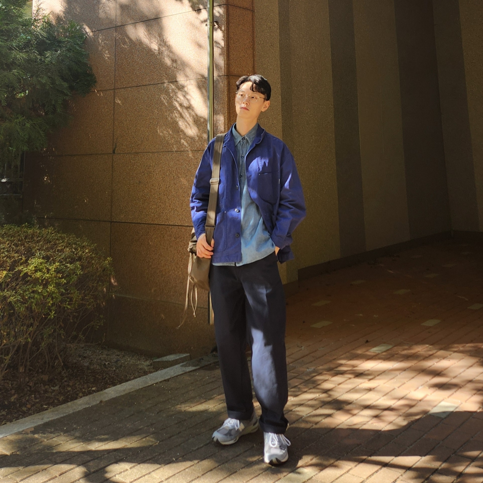 Uniqlo U Drawstring Shoulder Bag Olive, New Balance 991 Made in UK Dusty Blue 착용 스타일