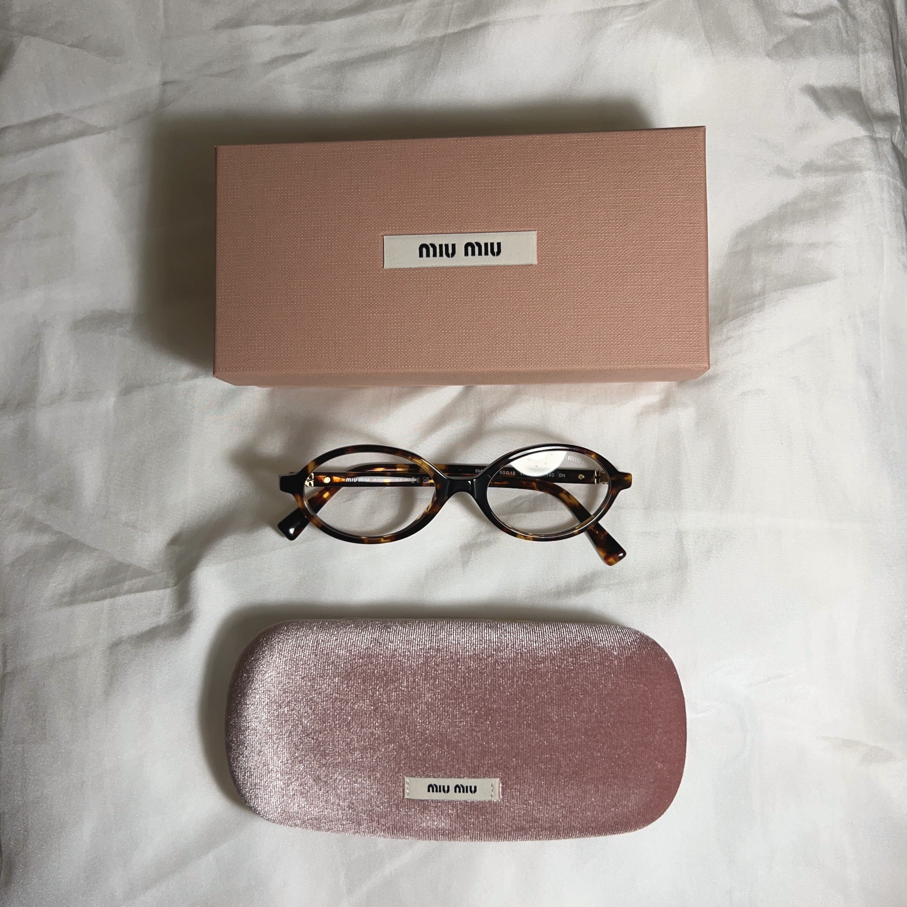 (W) Miu Miu Regard sunglasses Blue Lenses Honey Tortoiseshell Acetate Alternative fit, (W) Miu Miu Regard Sunglasses Blue Lenses Honey Tortoiseshell Acetate Standard fit 착용 스타일 - 1