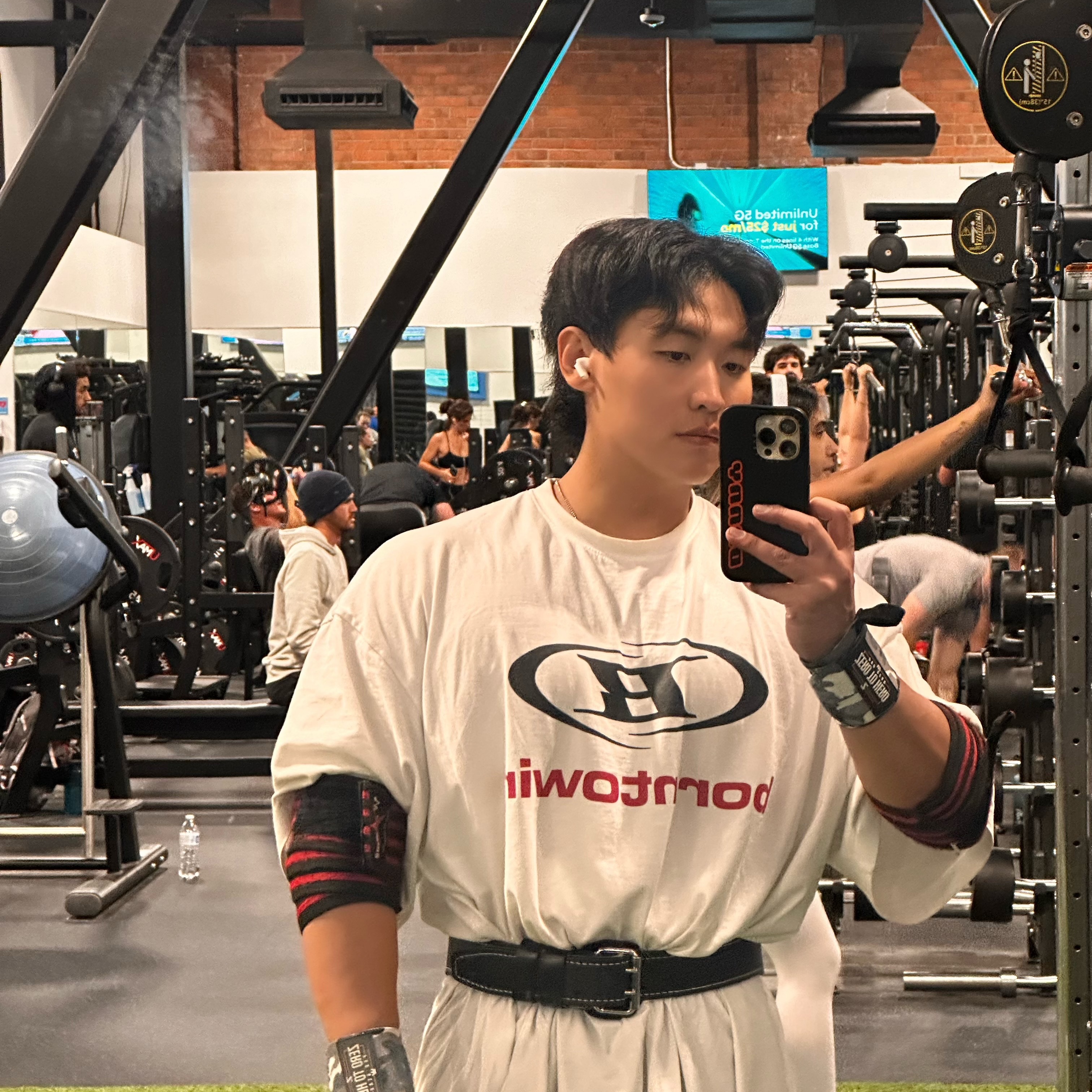 BORN TO WIN Symbol B Logo T-Shirts White 착용 스타일
