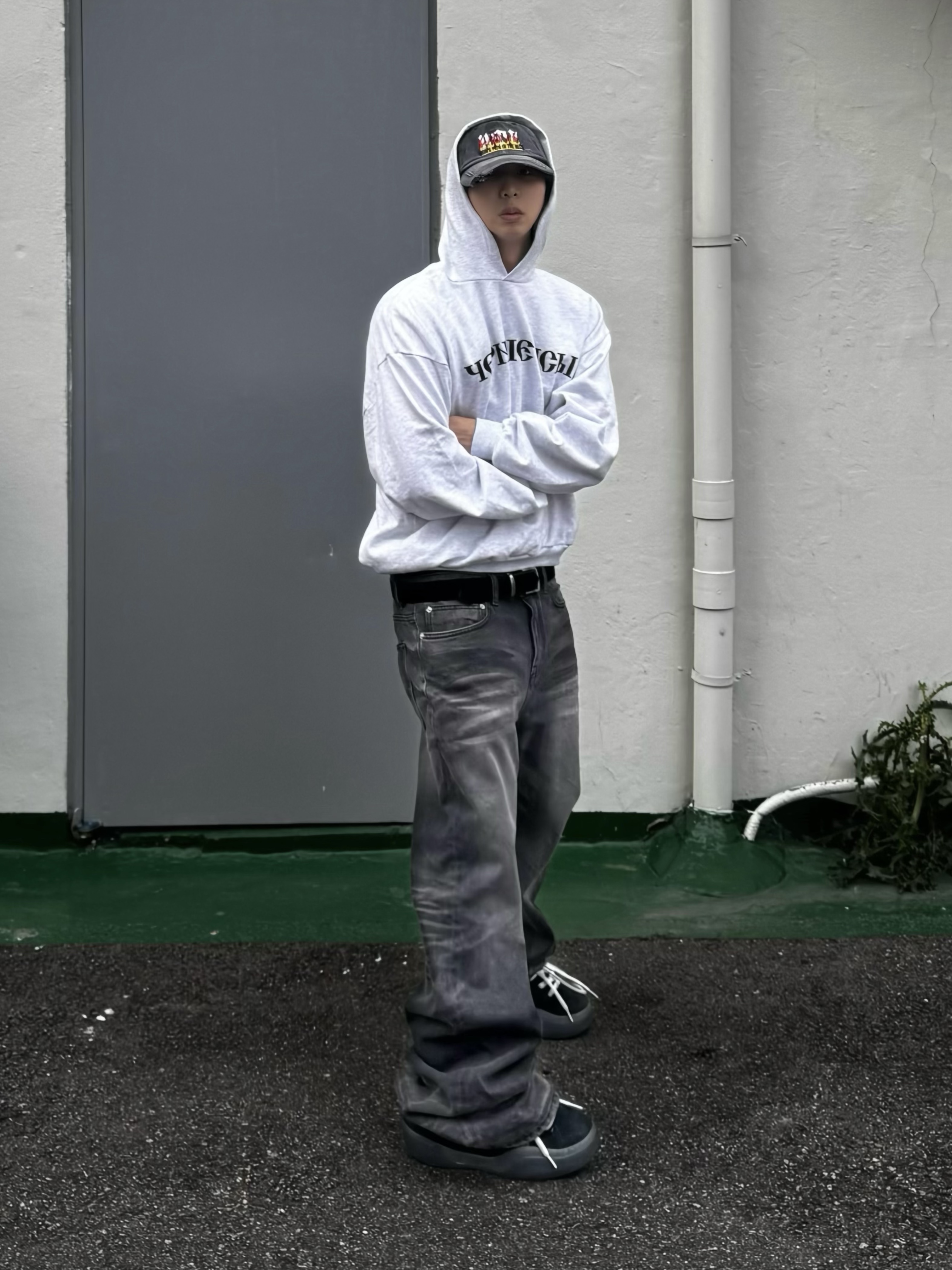 Yeezy x Gosha Rubchinskiy YZY Black Dogs Hoodie Heather Grey, ERL Vamp Skate Shoe Pirate Black 착용 스타일 - 2