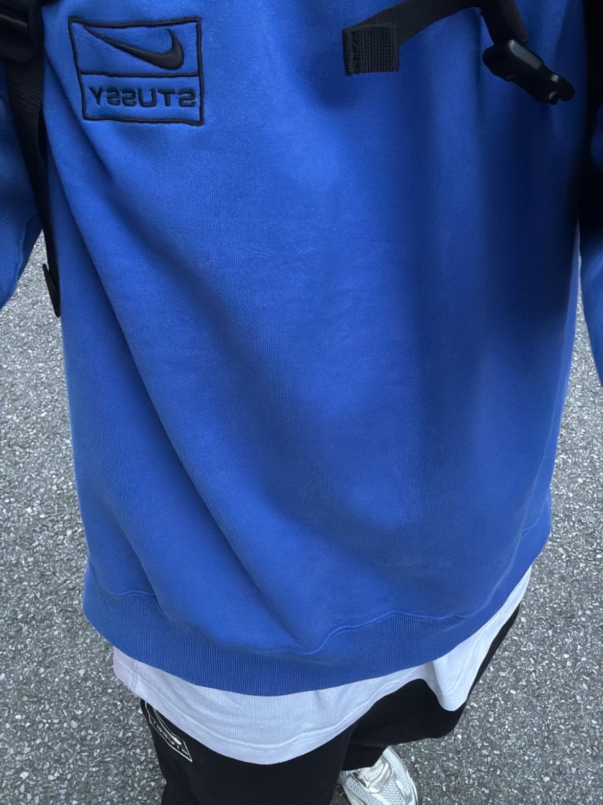 Nike x Stussy NRG Acid Washed Crewneck Game Royal (DR4024-480), Nike x Stussy NRG RA Washed Fleece Pants Black (DN4030-010) 착용 스타일