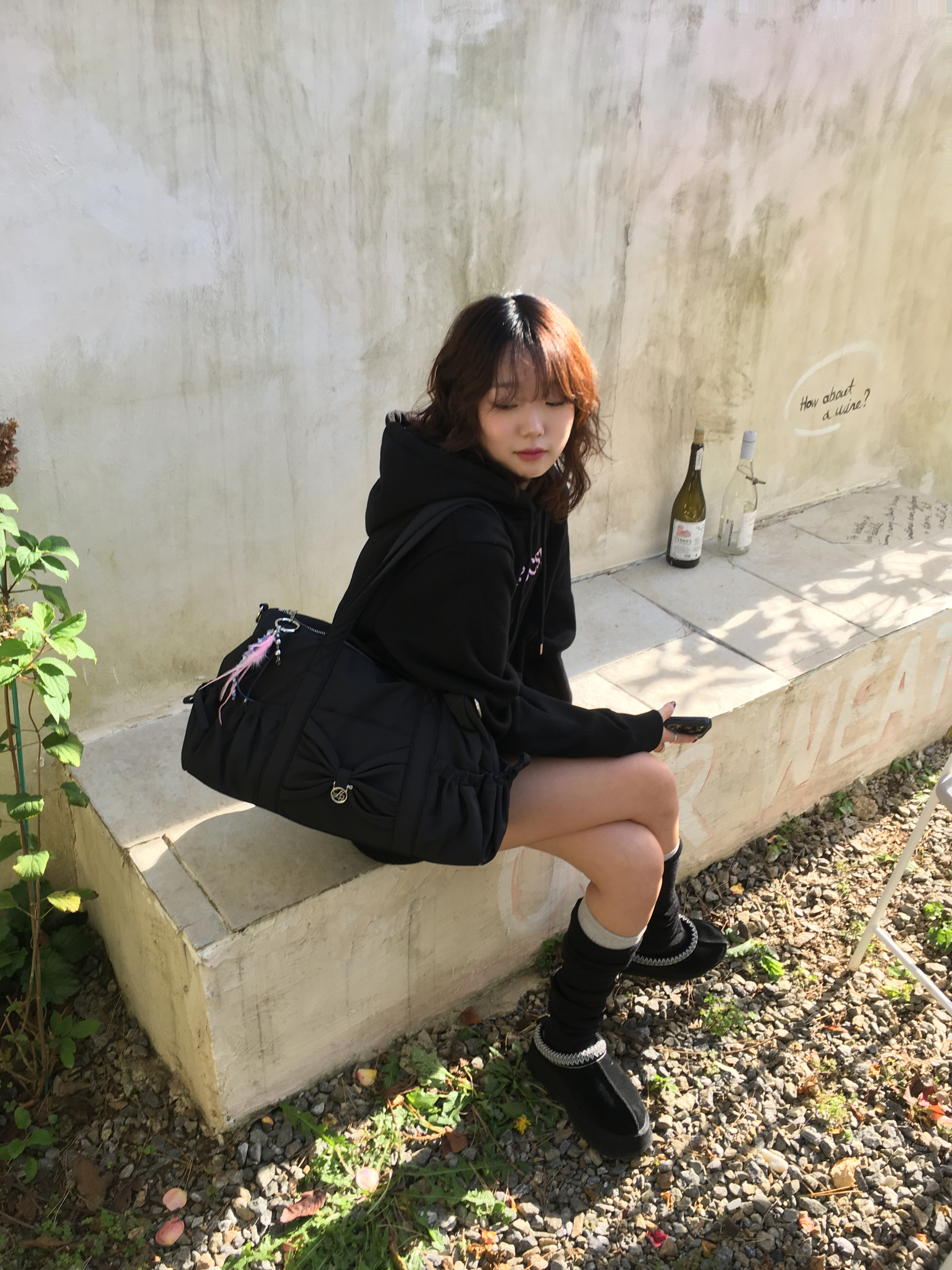 (W) UGG Tazz Slipper Black 착용 스타일 - 2