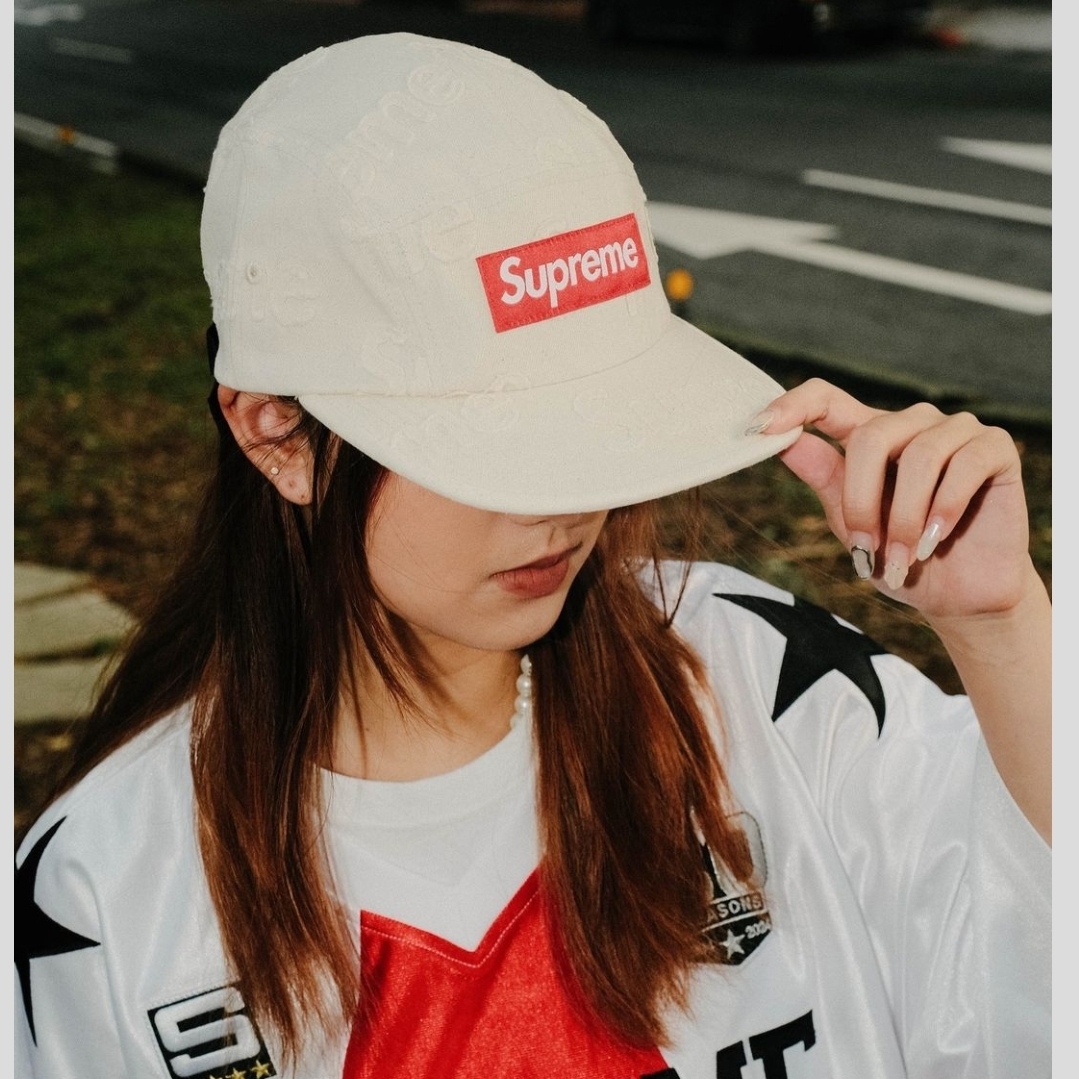 Supreme Lasered Denim Camp Cap Pink - 24FW, Supreme Lasered Denim Camp Cap White - 24FW 착용 스타일 - 2