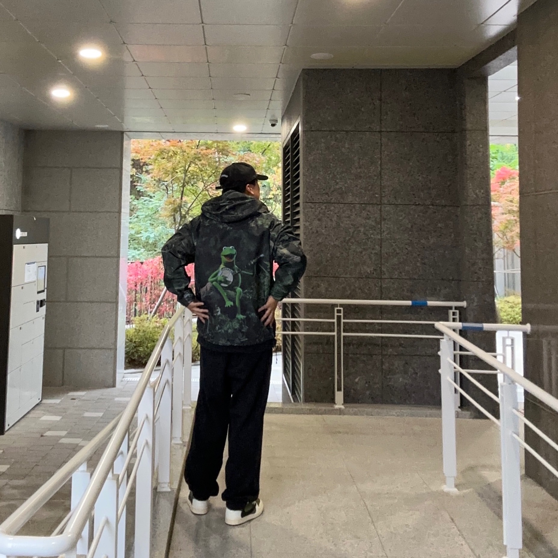 Supreme Gore-Tex Taped Seam Shell Jacket Kermit The Frog - 24SS, Supreme 2-Tone S Logo 6-Panel Black - 24SS 착용 스타일 - 2