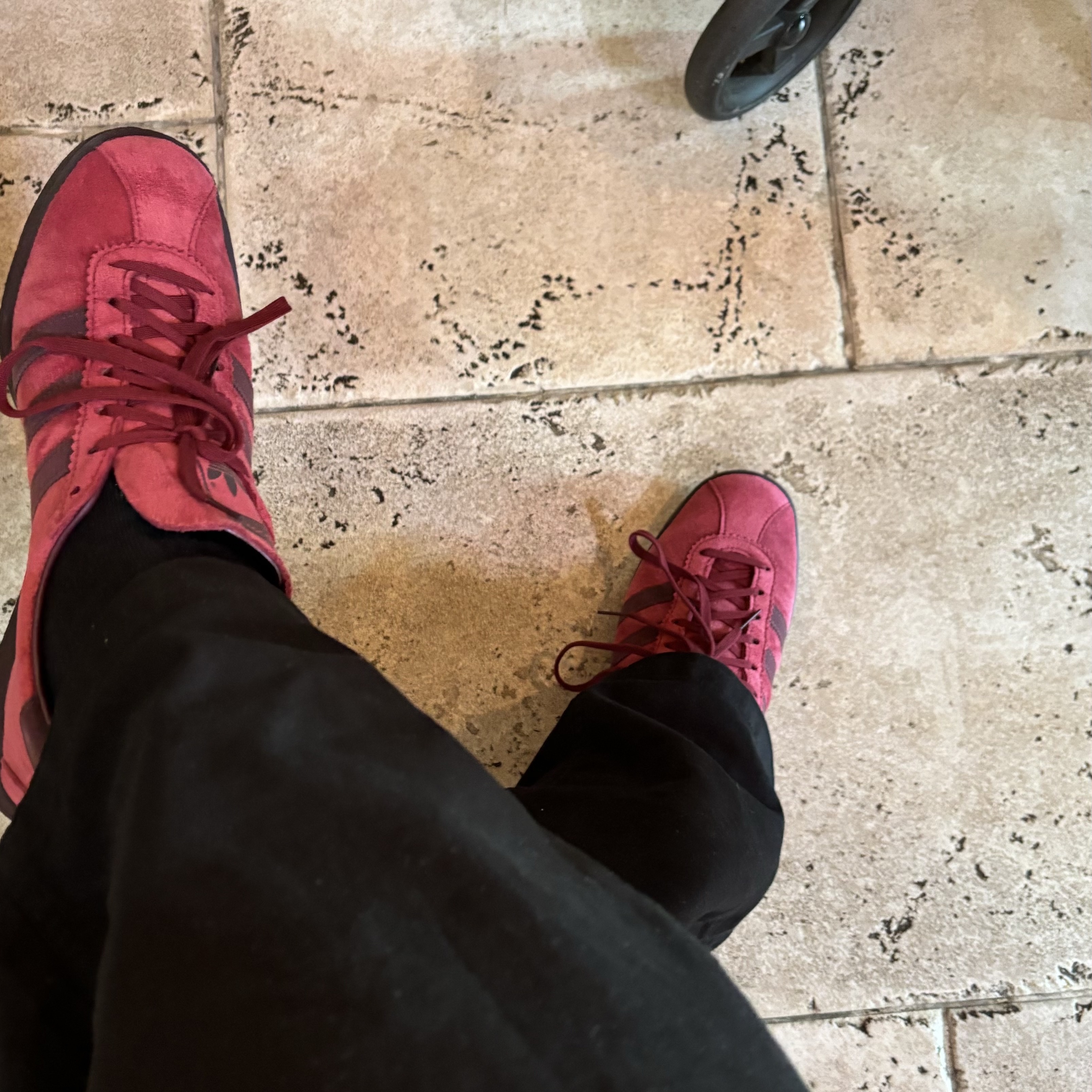 Adidas Tobacco Gruen Collegiate Burgundy 착용 스타일