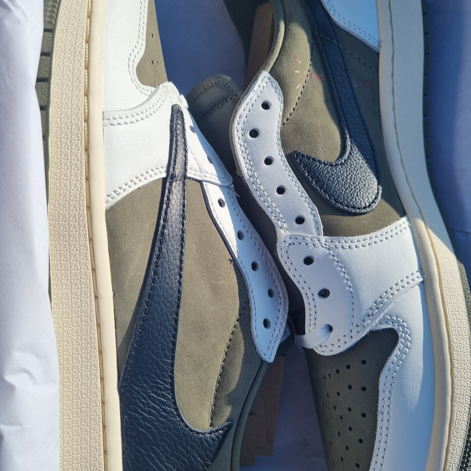 Jordan 1 x Travis Scott Retro Low OG SP Reverse Olive 착용 스타일 - 2