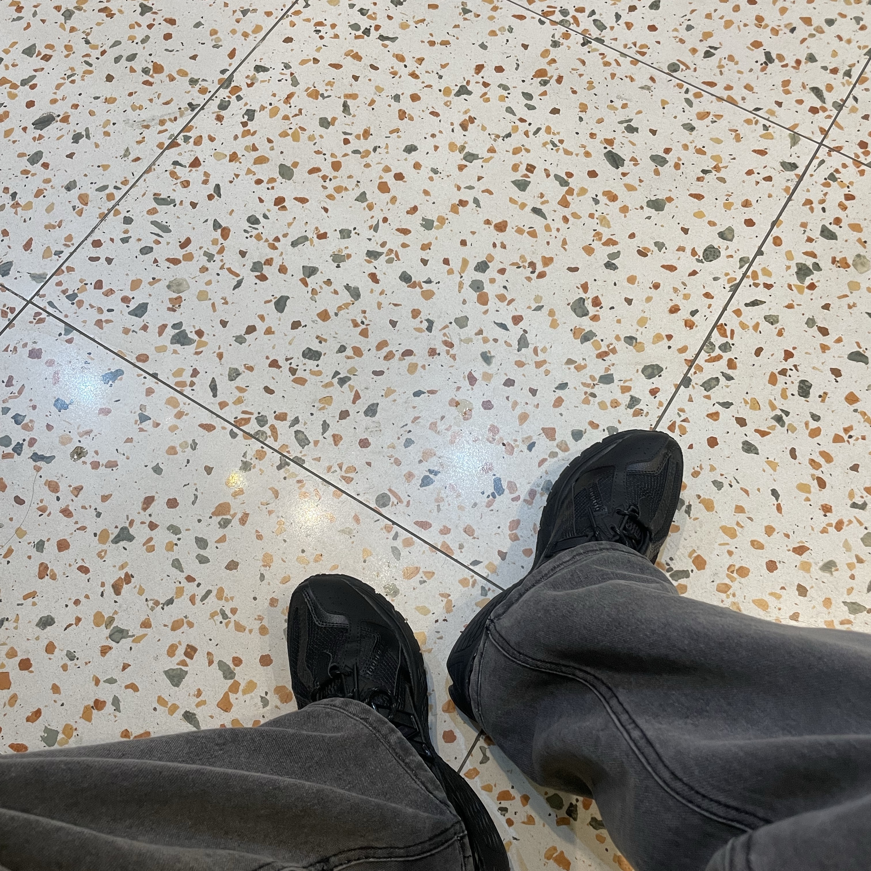 New Balance 1906U Triple Black 착용 스타일 - 2