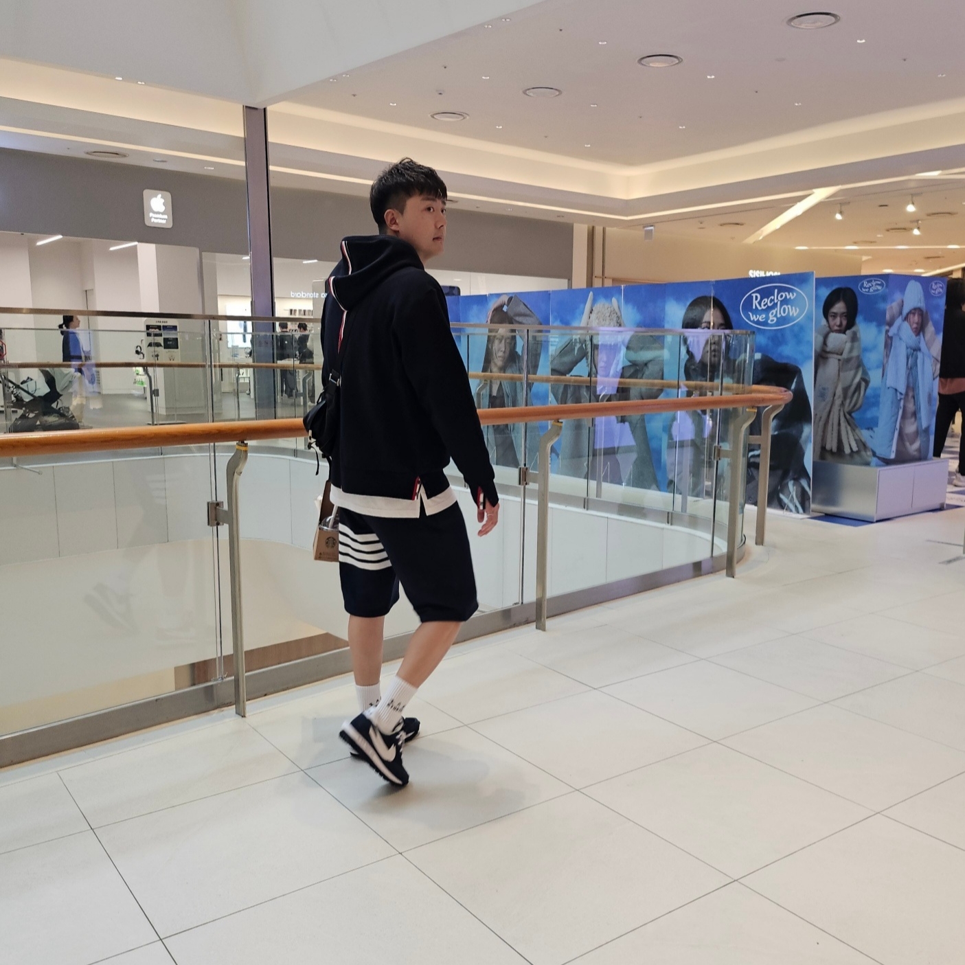 Thom Browne Loopback Jersey Knit Center Back Stripe Pullover Hoodie Navy, Thom Browne Cotton LoopBack Knit Engineered 4-Bar Sweatshorts Navy 착용 스타일 - 2