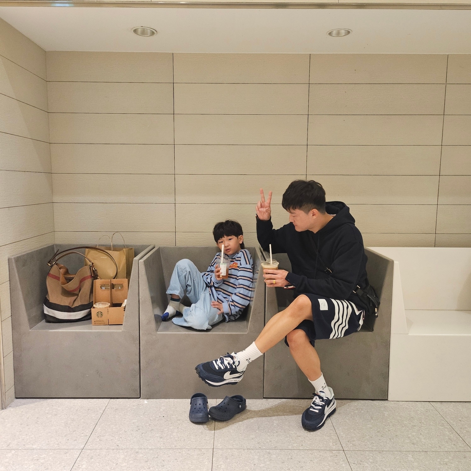 Thom Browne Loopback Jersey Knit Center Back Stripe Pullover Hoodie Navy, Thom Browne Cotton LoopBack Knit Engineered 4-Bar Sweatshorts Navy 착용 스타일 - 3