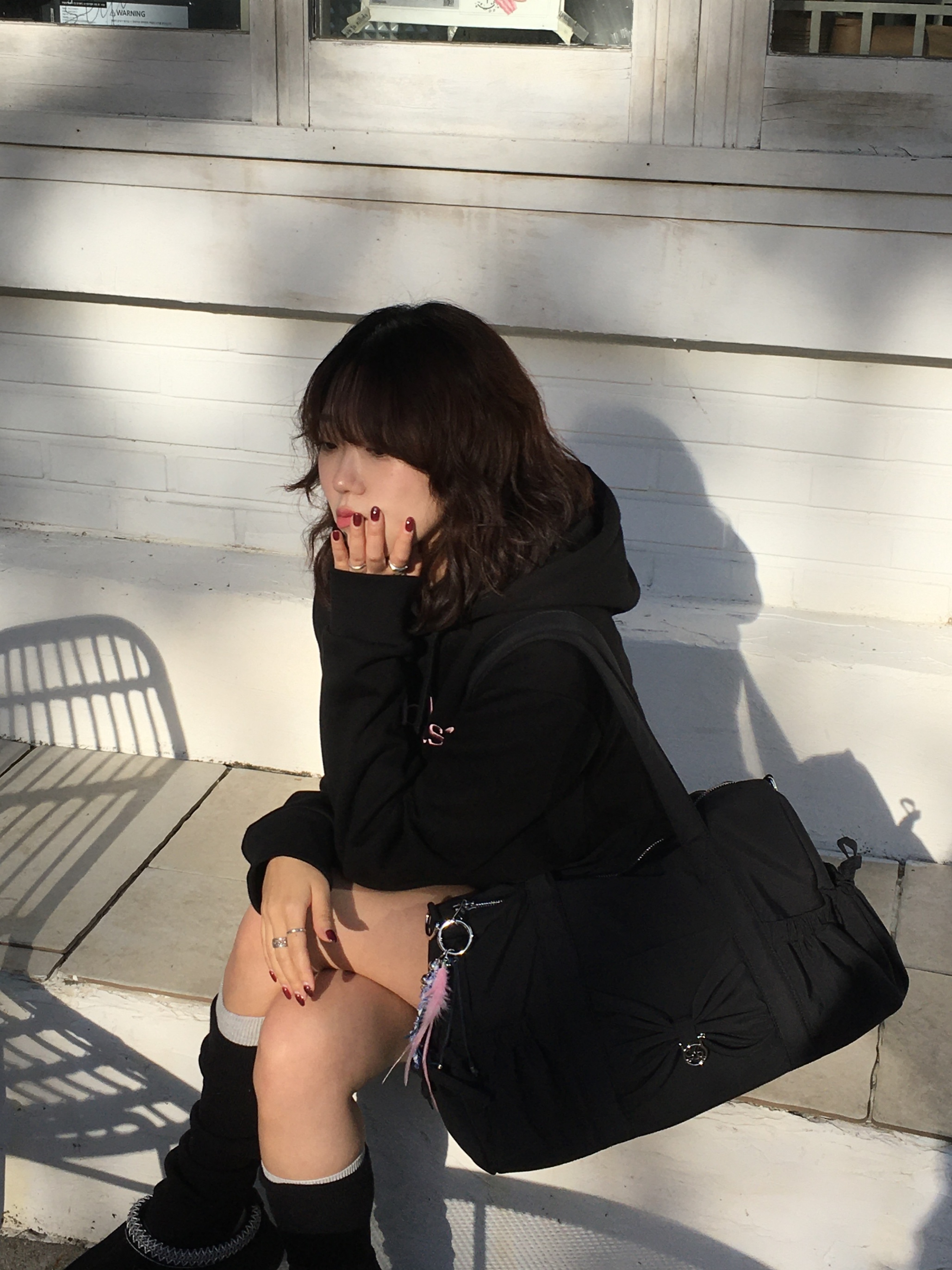 (W) UGG Tazz Slipper Black 착용 스타일 - 4