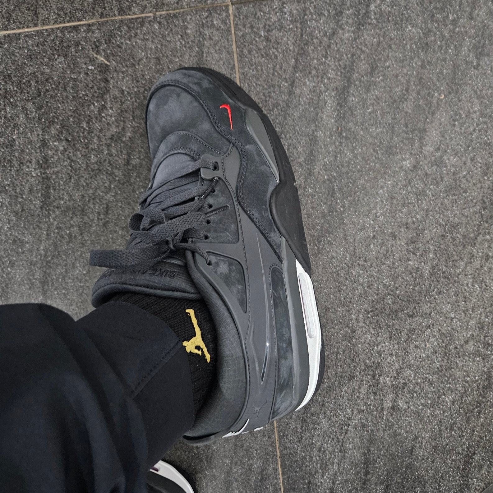Jordan 4 x Nigel Sylvester RM SP Driveway Grey 착용 스타일