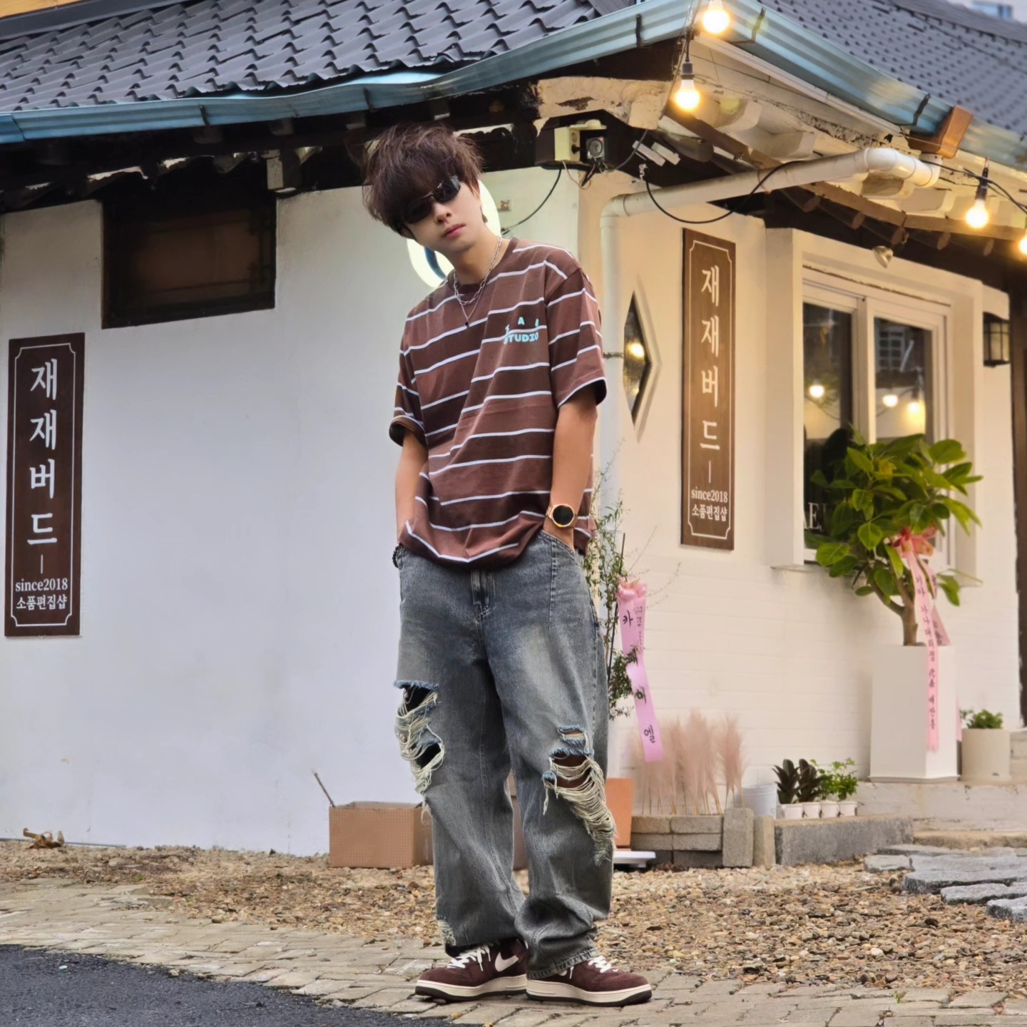 IAB Studio Striped T-Shirt Brown, Samsung Galaxy Watch6 44mm LTE Silver (Korean Ver.) 착용 스타일 - 4
